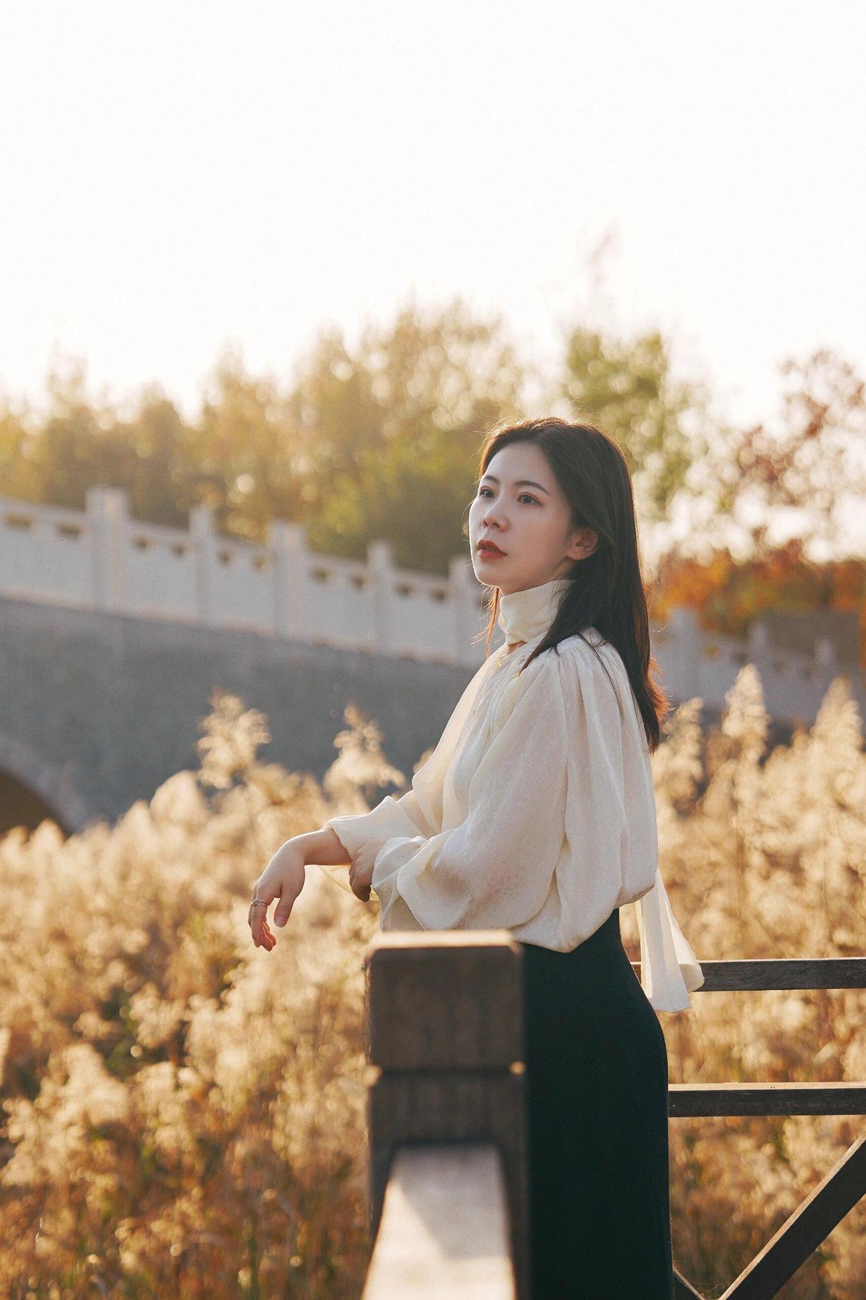 在外拍照9个姿势,简单好看,学会轻松拍出自然漂亮照片