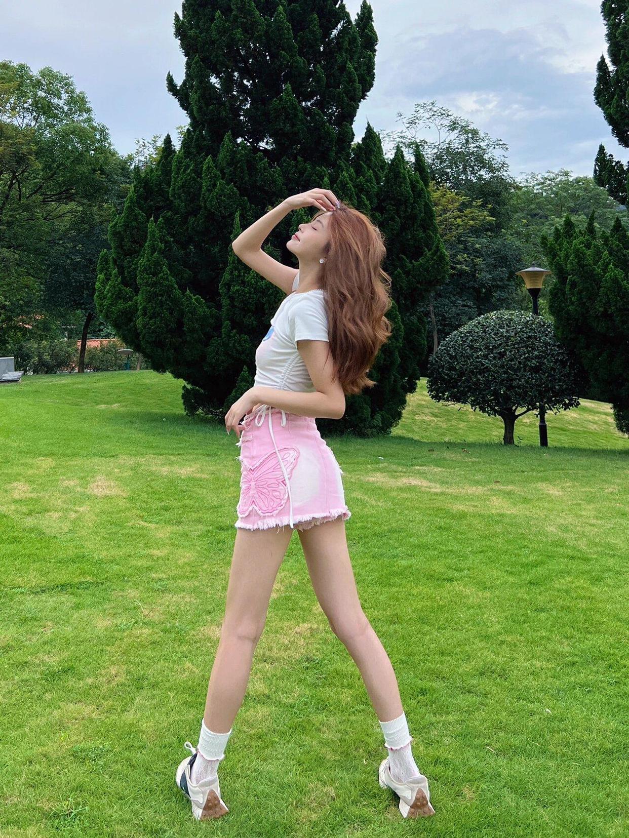 万能草地拍照站姿,显高显瘦,一学就会拍照很好看