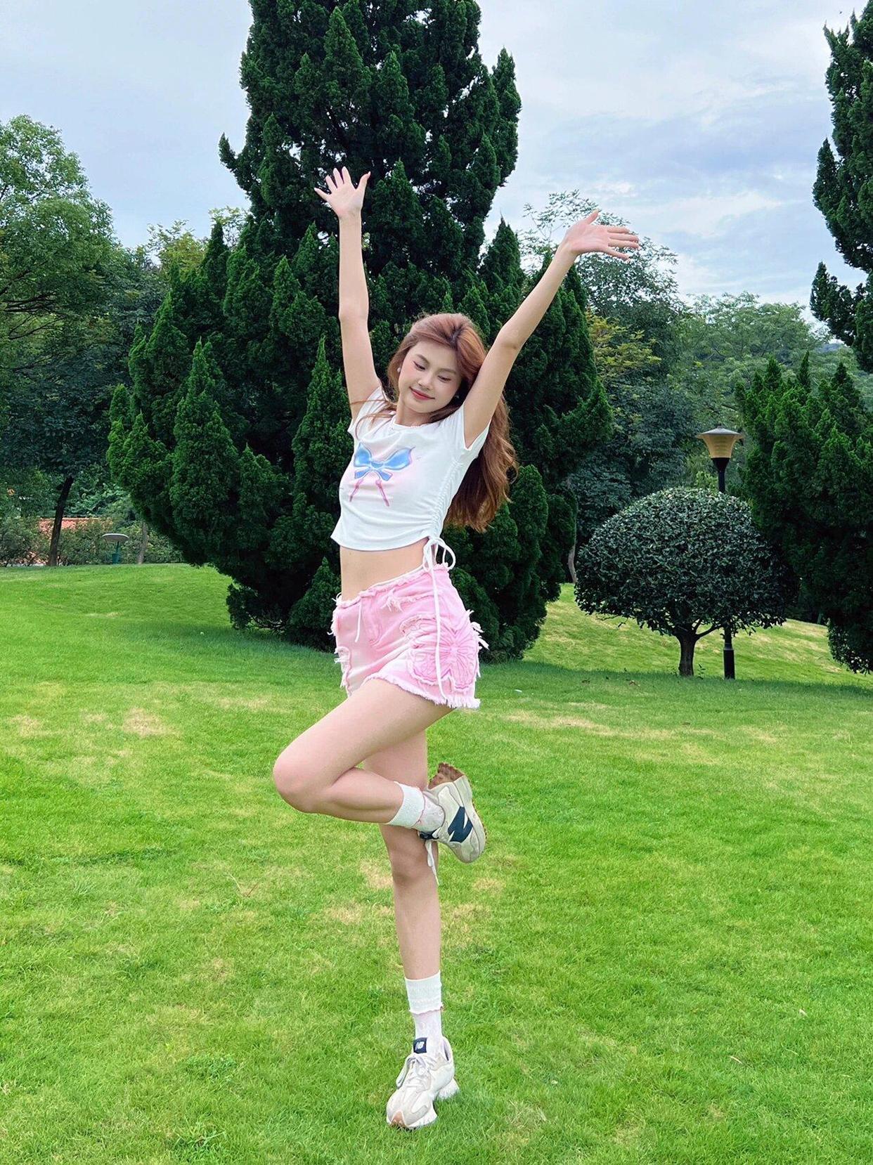 万能草地拍照站姿,显高显瘦,一学就会拍照很好看