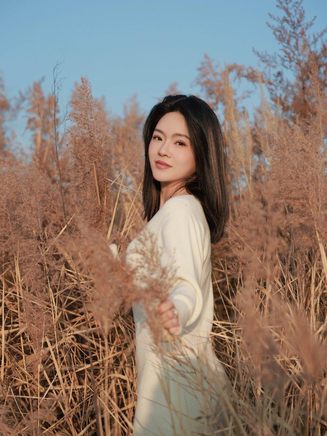 在外拍照9个姿势,简单好看,学会轻松拍出自然漂亮照片