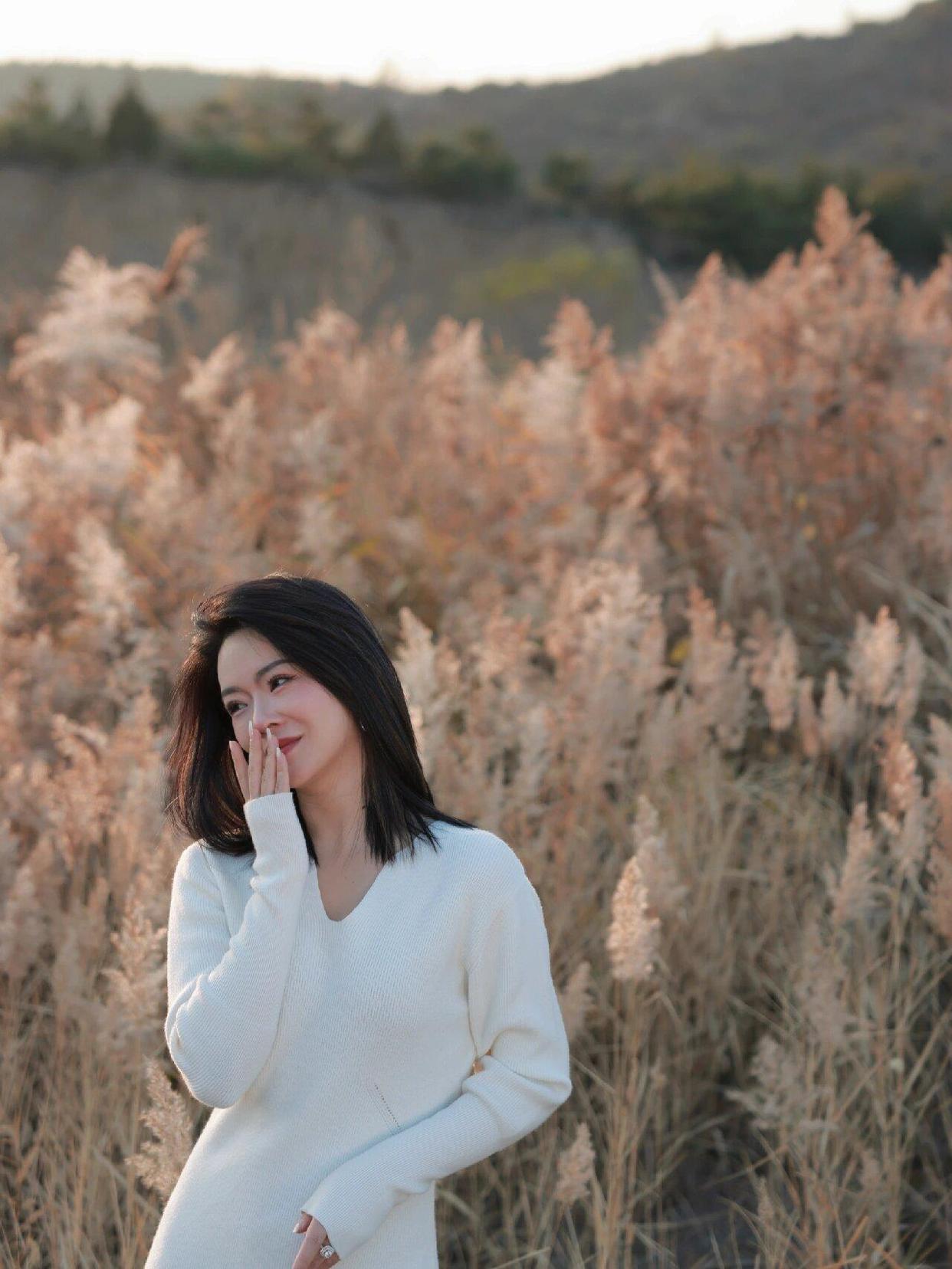 在外拍照9个姿势,简单好看,学会轻松拍出自然漂亮照片