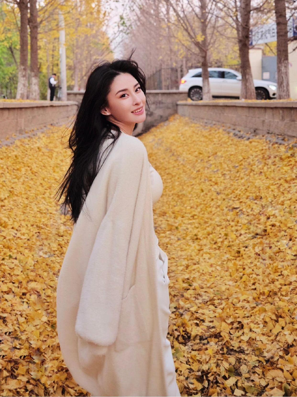 拍照动作集合:20个拍照姿势,掌握起来,拍照上镜又好看