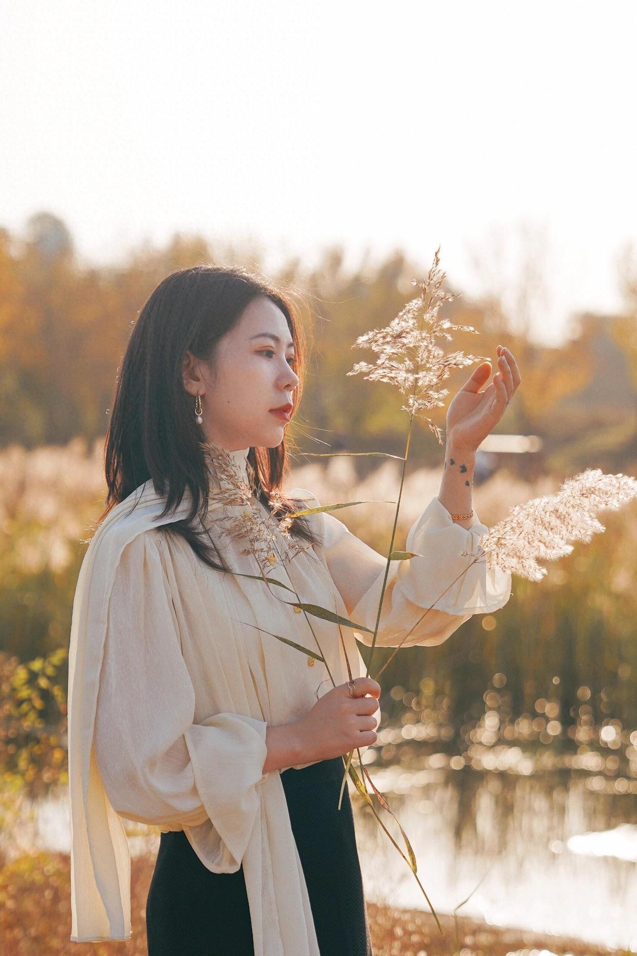 在外拍照9个姿势,简单好看,学会轻松拍出自然漂亮照片