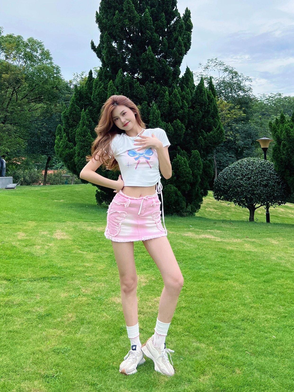 万能草地拍照站姿,显高显瘦,一学就会拍照很好看