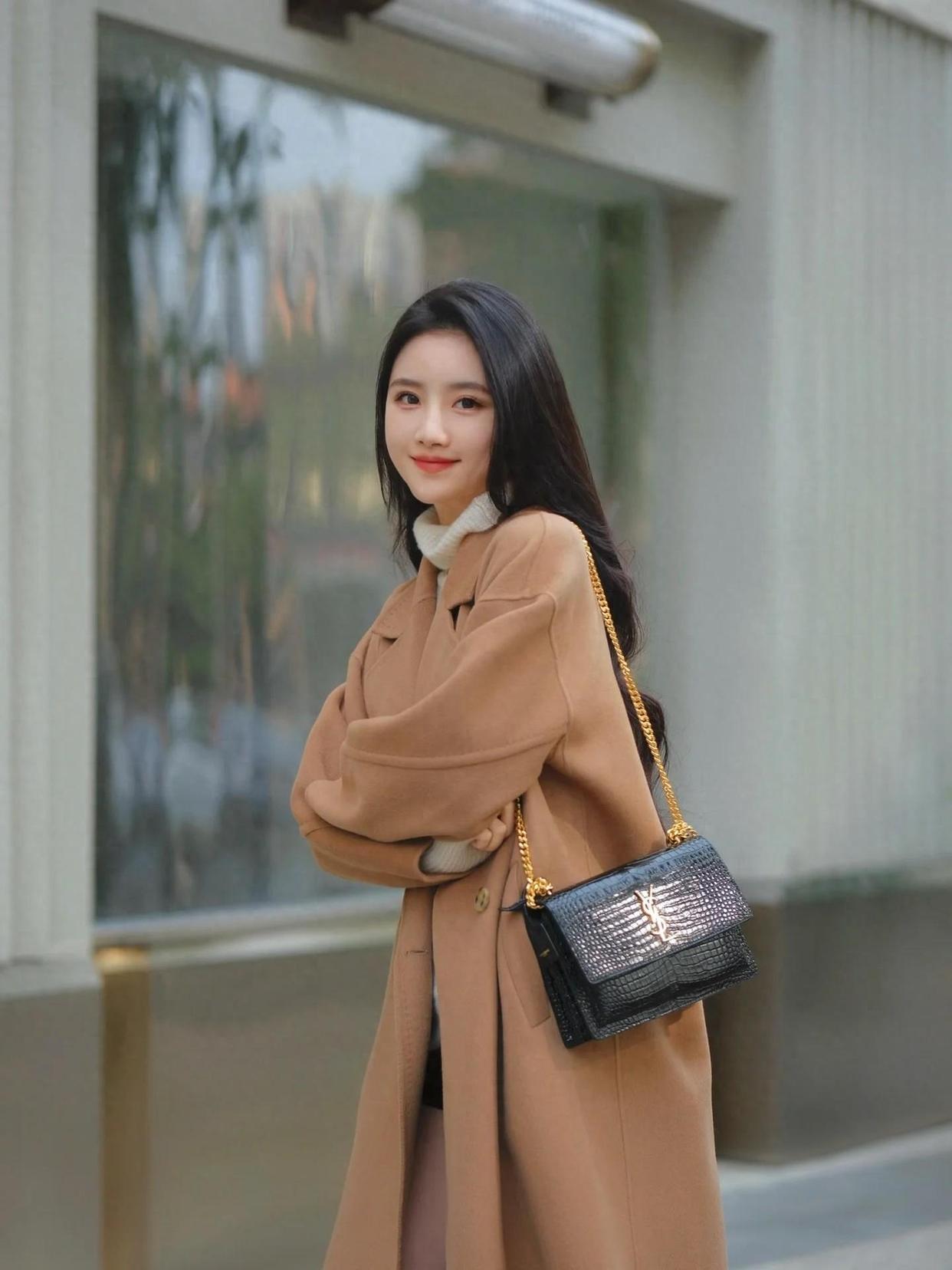 不怕镜头尴尬症,这8个简约好用的拍照姿势,出片自然很漂亮