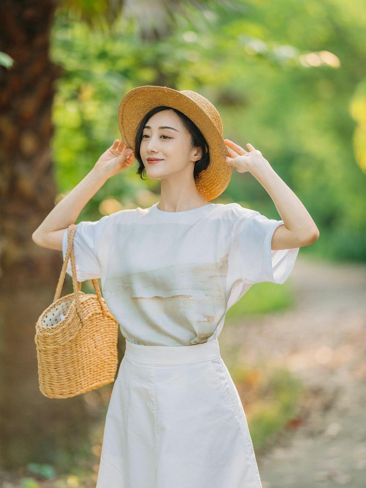 女士拍照有技巧,9个姿势轻松学,自然大方、气质又漂亮