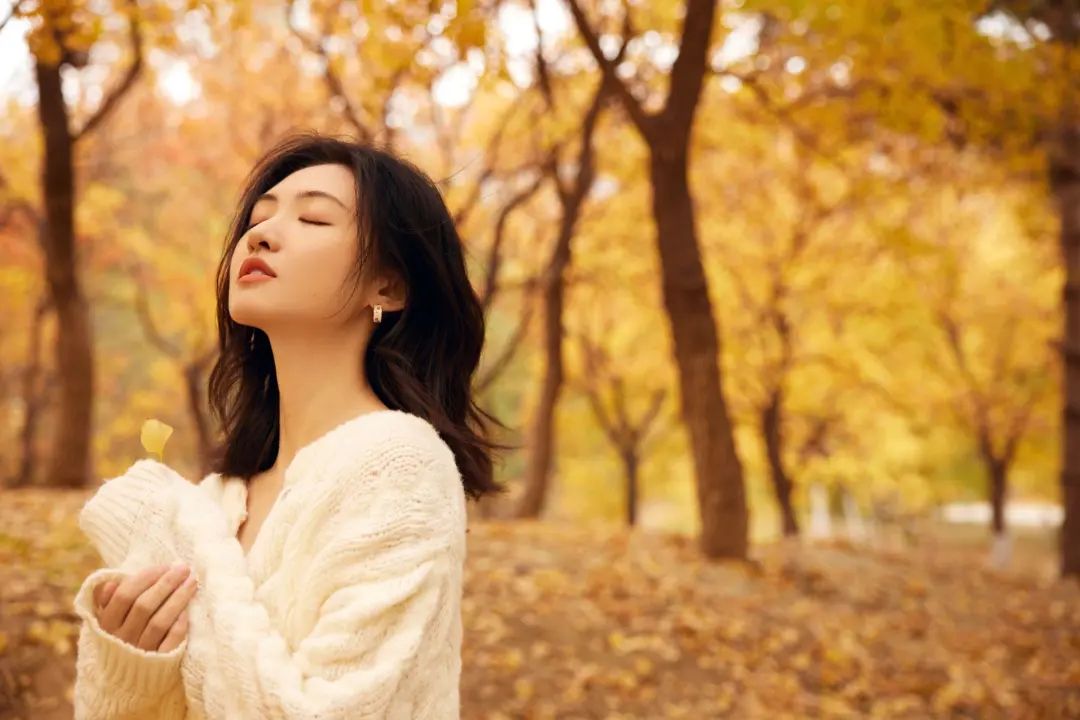 这81个拍照姿势,适合各种场景,在哪里拍照都出片漂亮