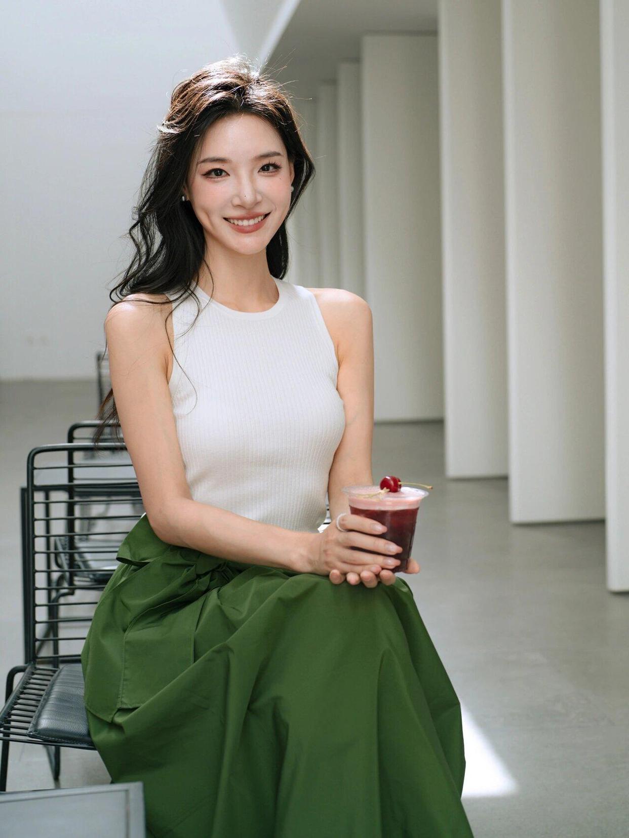 拍照呆板又尴尬?9个姿势学一学,简单就能拍得很漂亮