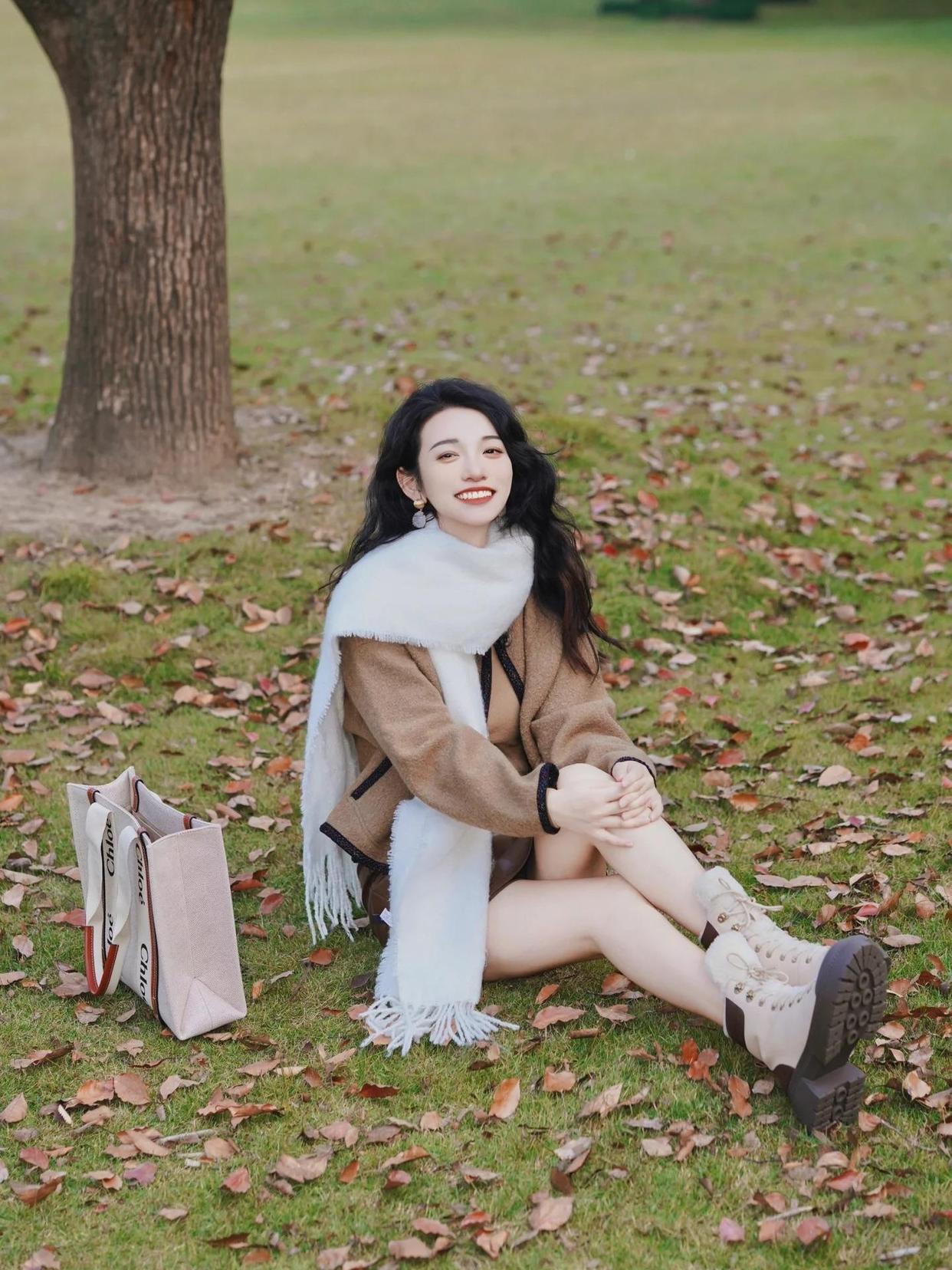 树林、草地中拍照,这8个简约的拍照姿势,显瘦显高显好看