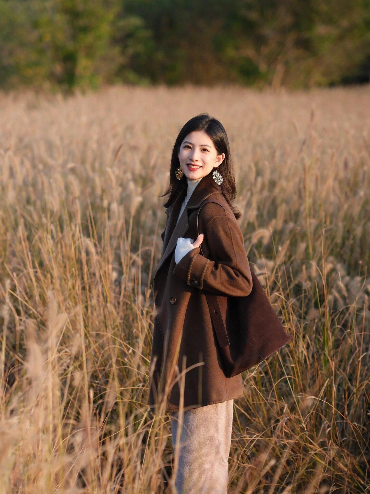 7个户外拍照姿势,简单易学,拍照气质又漂亮