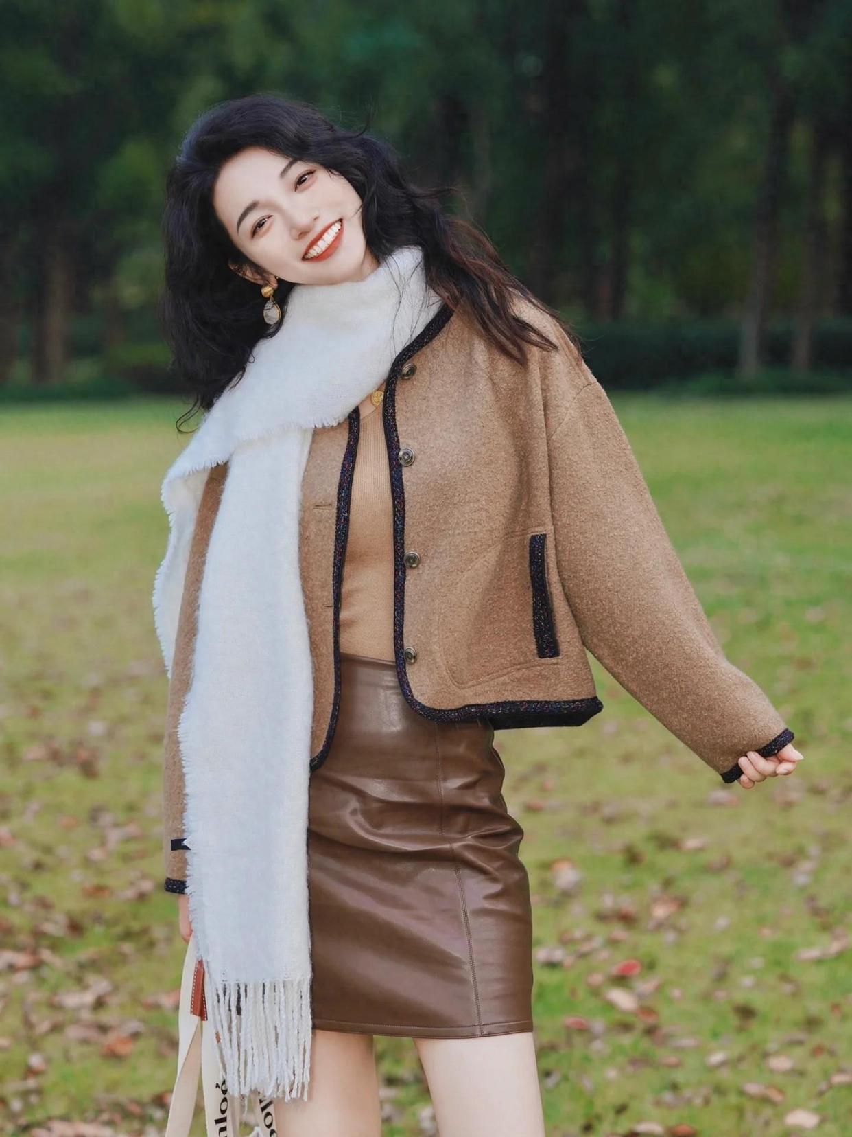 树林、草地中拍照,这8个简约的拍照姿势,显瘦显高显好看