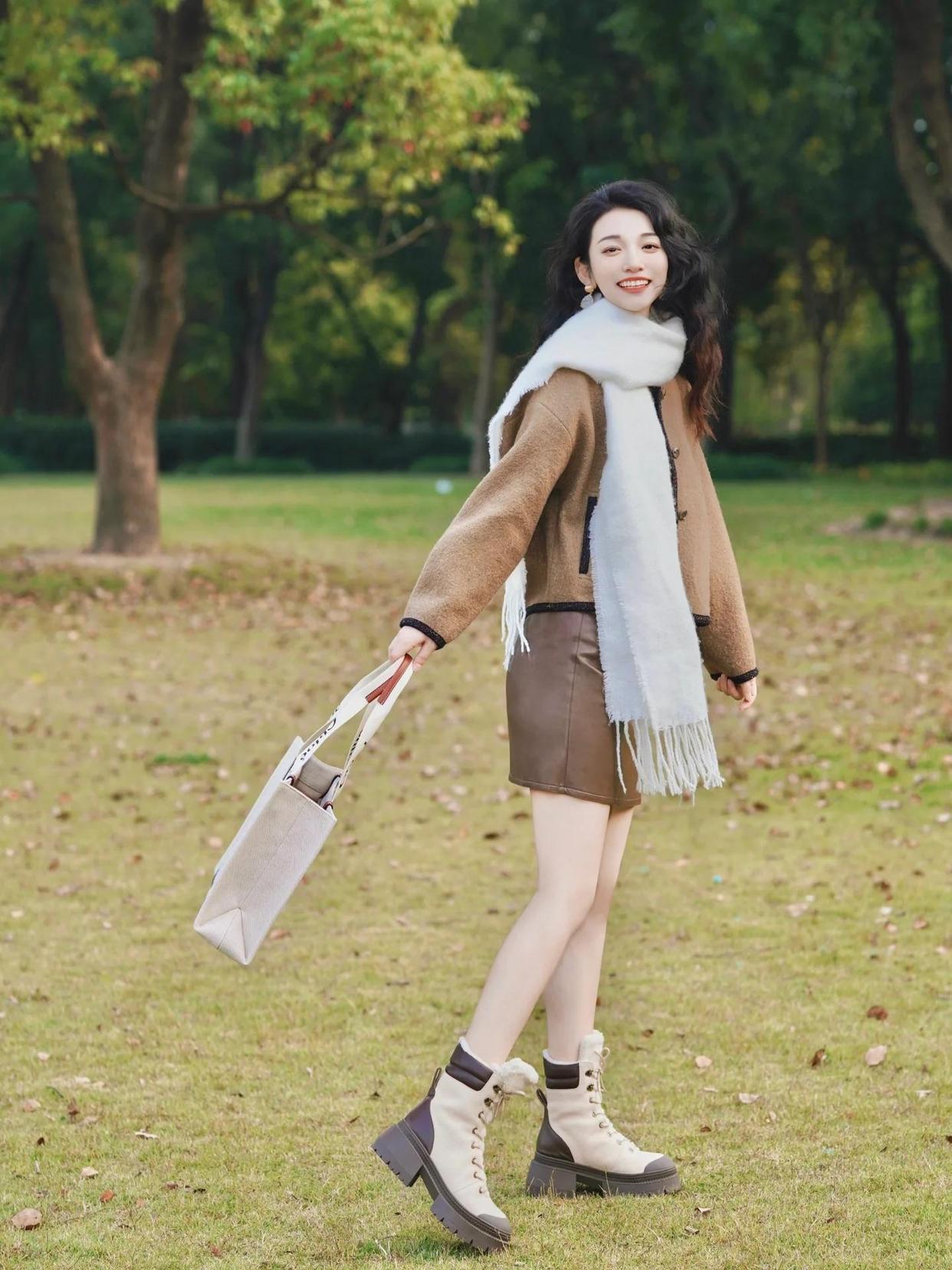 树林、草地中拍照,这8个简约的拍照姿势,显瘦显高显好看