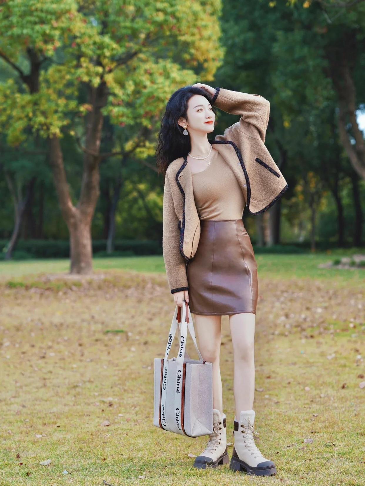 树林、草地中拍照,这8个简约的拍照姿势,显瘦显高显好看