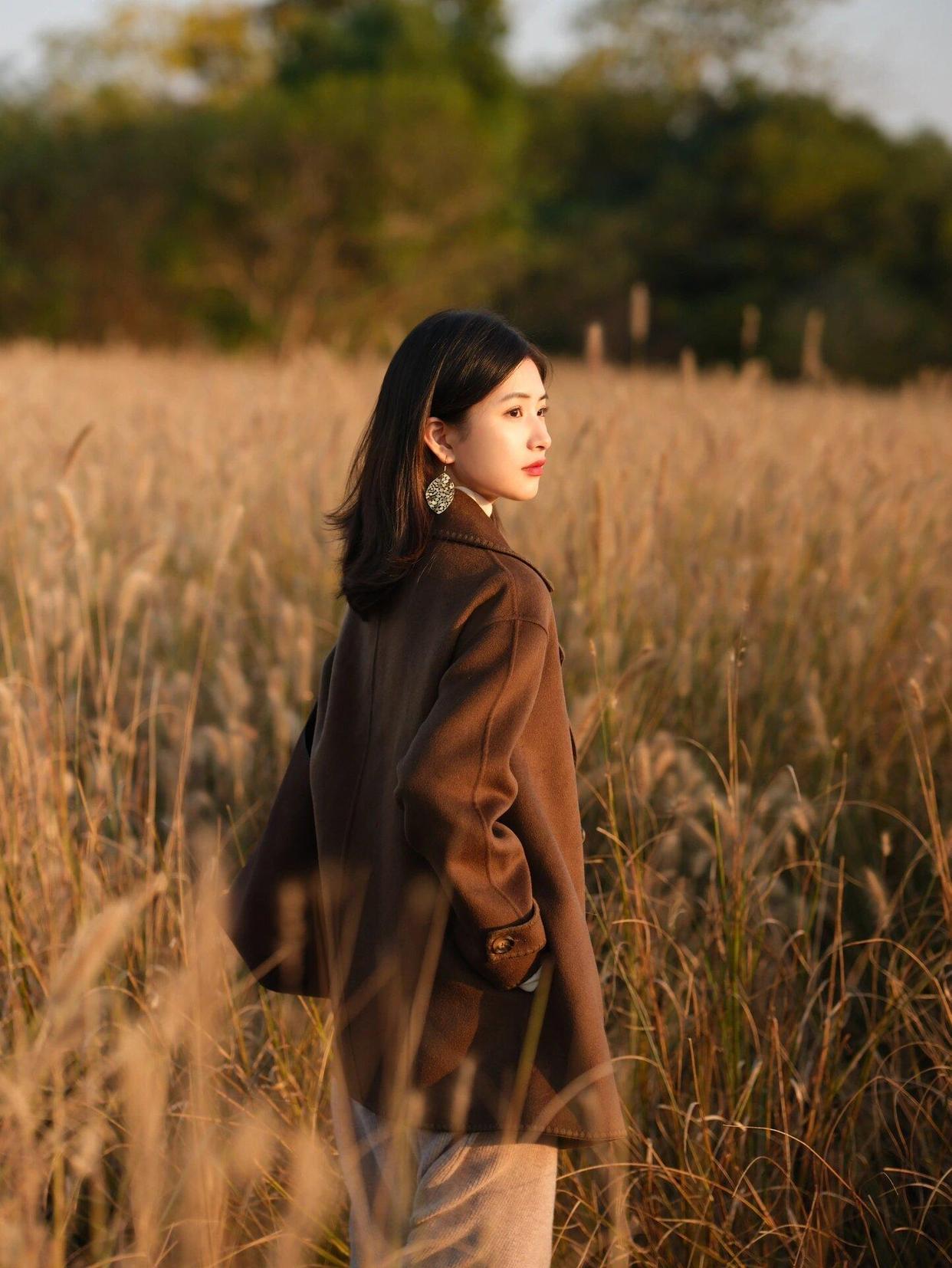 7个户外拍照姿势,简单易学,拍照气质又漂亮