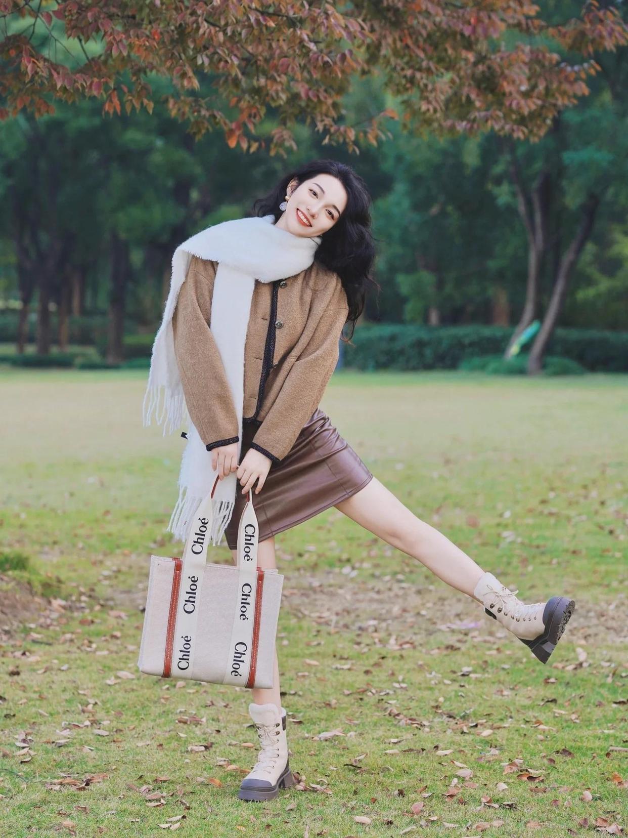 树林、草地中拍照,这8个简约的拍照姿势,显瘦显高显好看