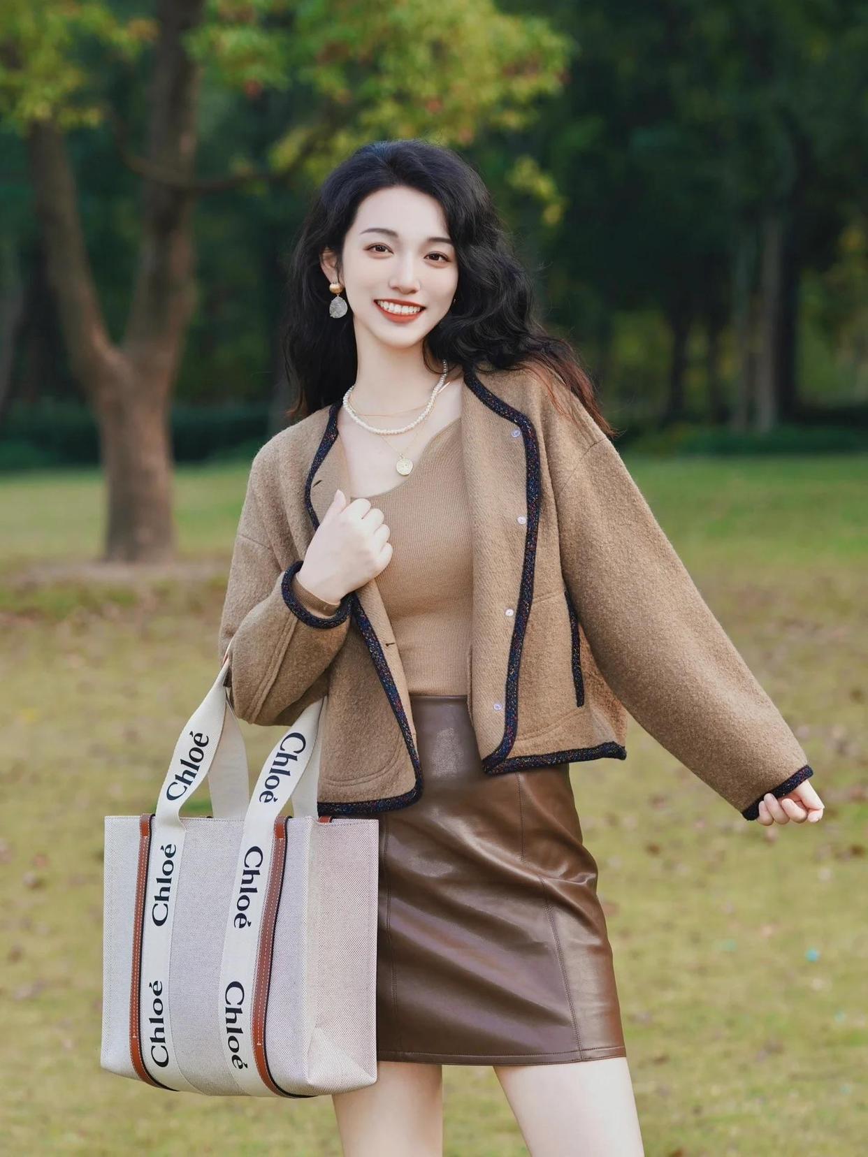 树林、草地中拍照,这8个简约的拍照姿势,显瘦显高显好看