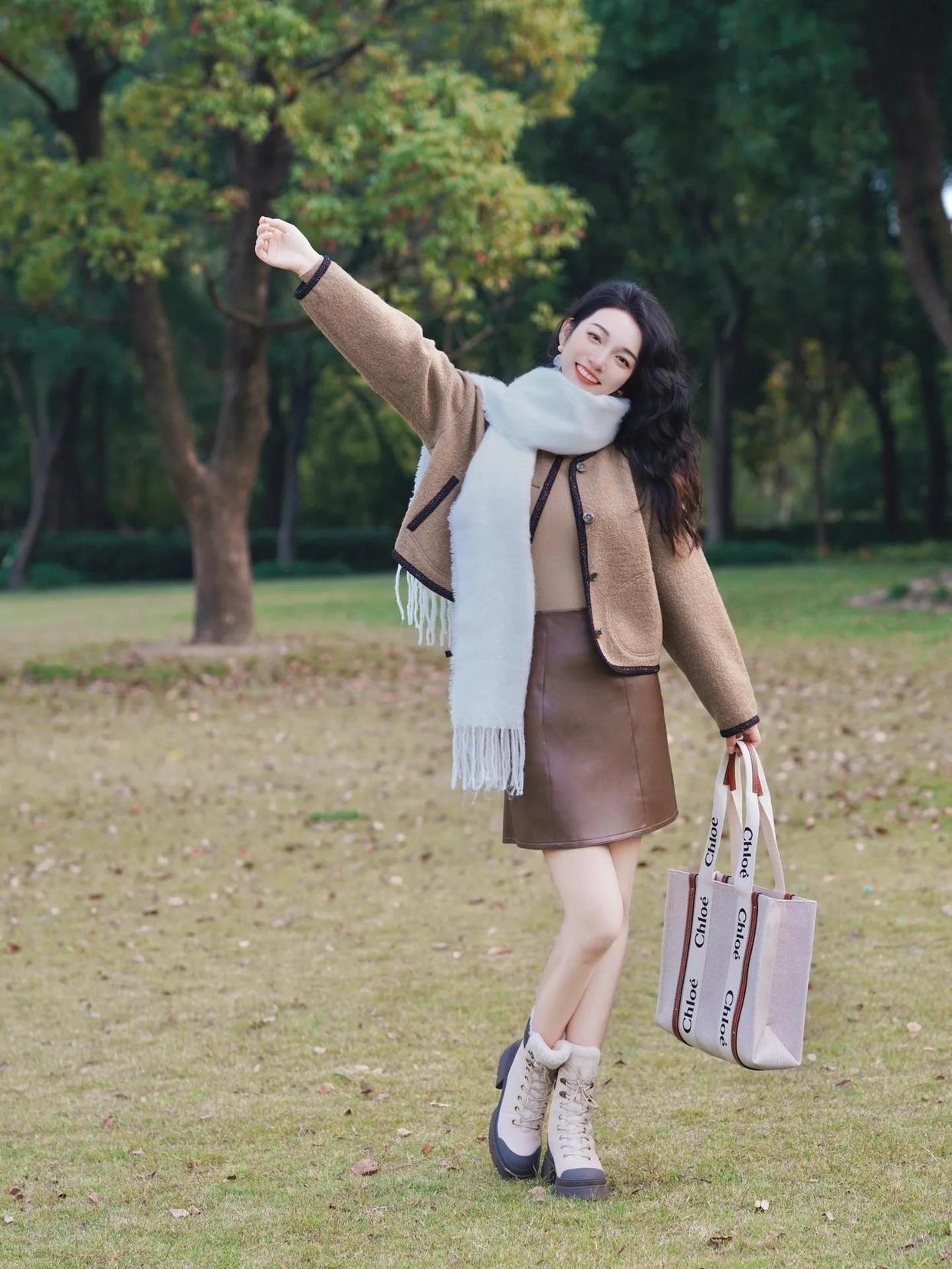 树林、草地中拍照,这8个简约的拍照姿势,显瘦显高显好看