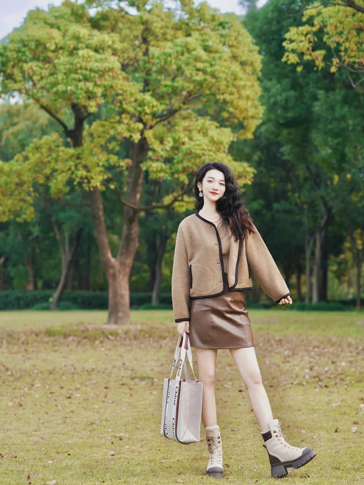 树林、草地中拍照,这8个简约的拍照姿势,显瘦显高显好看