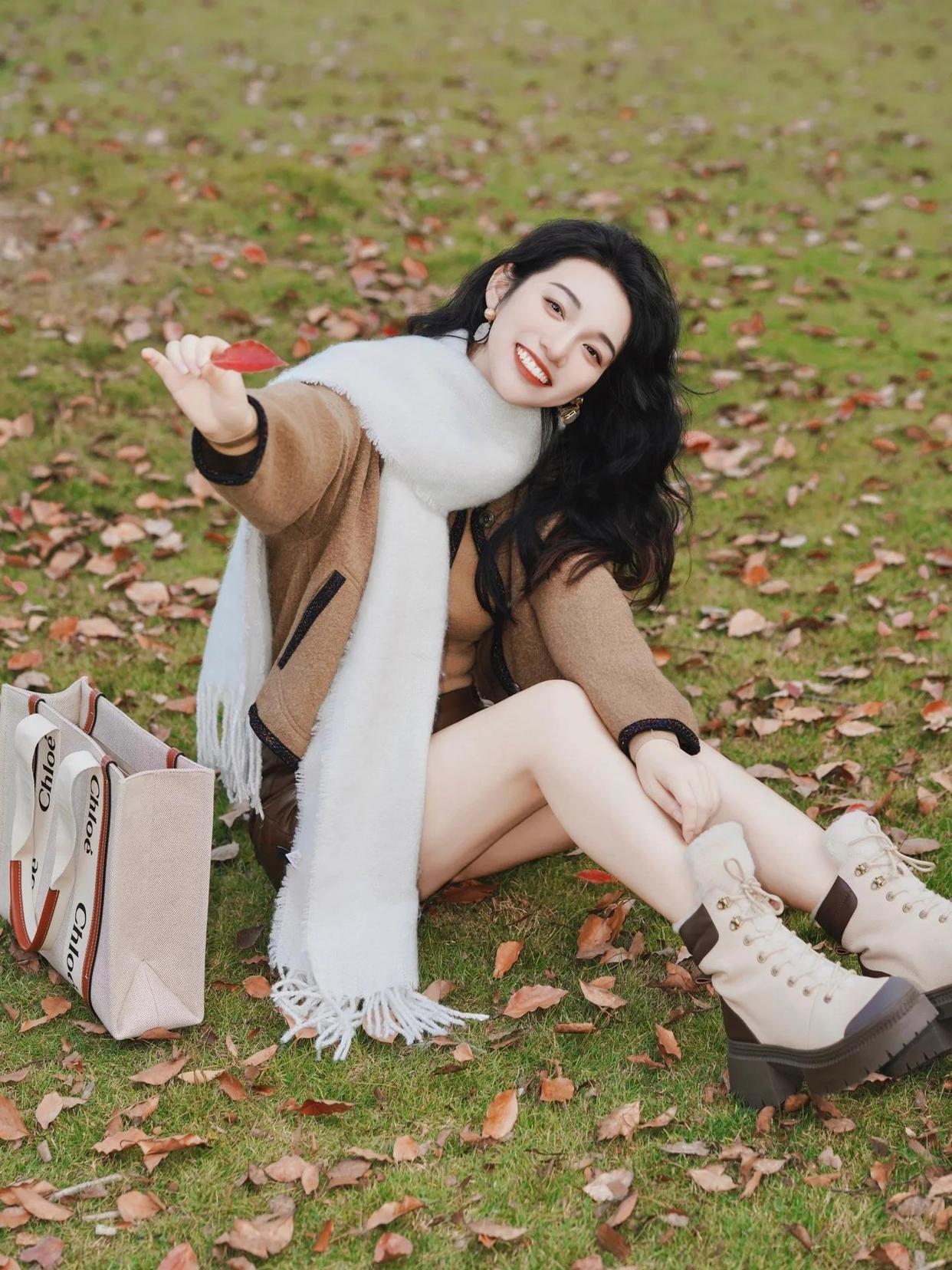 树林、草地中拍照,这8个简约的拍照姿势,显瘦显高显好看