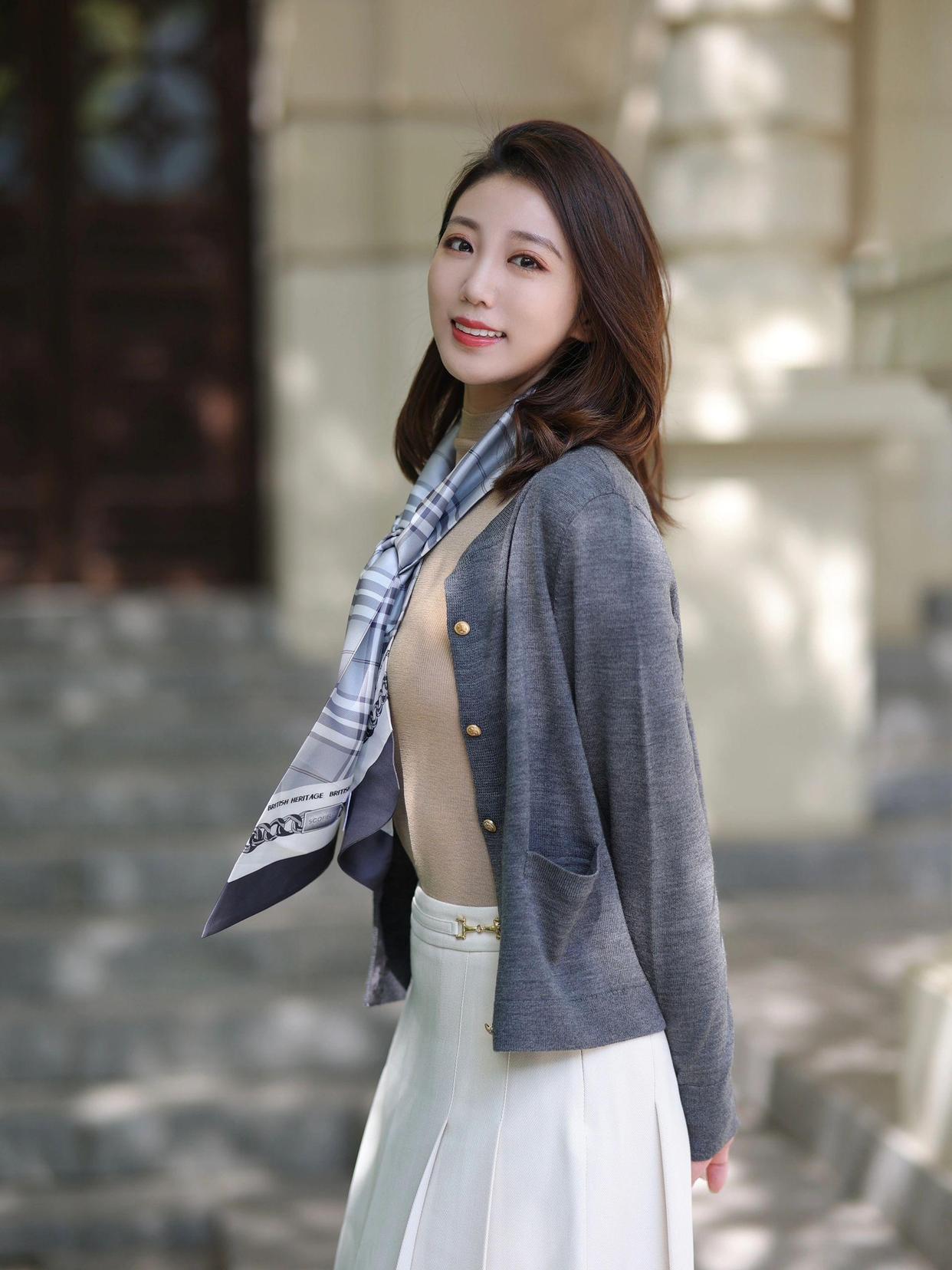 轻松上镜,美翻朋友圈!8个简单好看的拍照姿势,新手必备