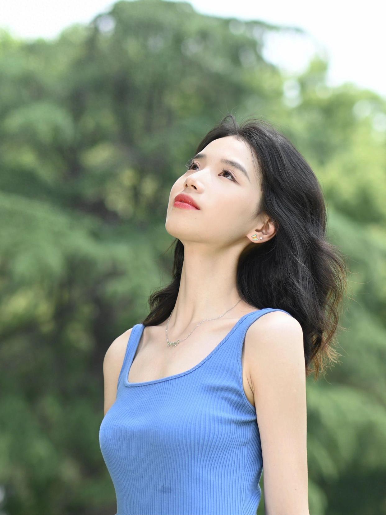 轻松上镜,美翻朋友圈!8个简单好看的拍照姿势,新手必备