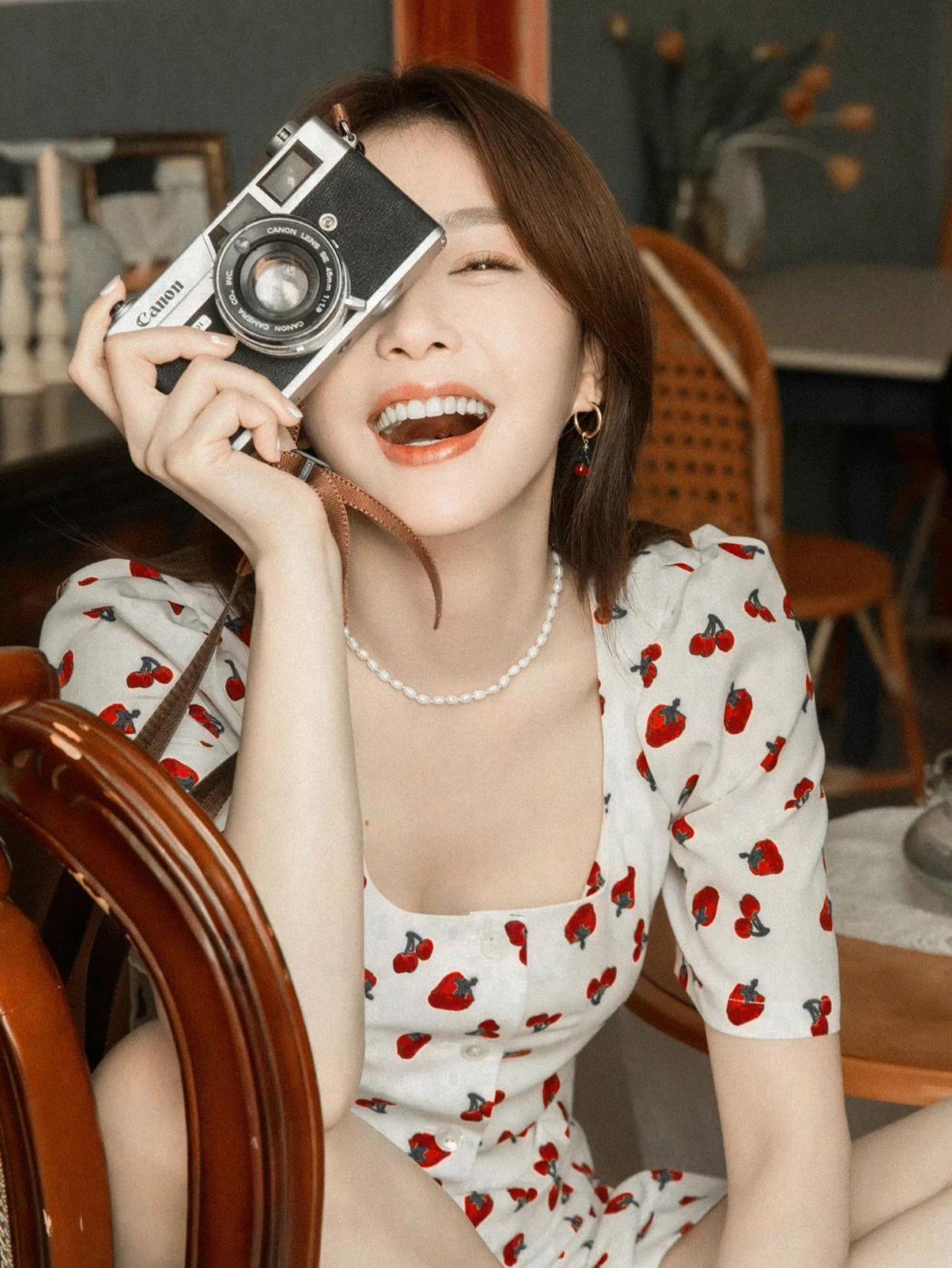 出片超高有气质,8个拍照姿势,自然好看又吸睛