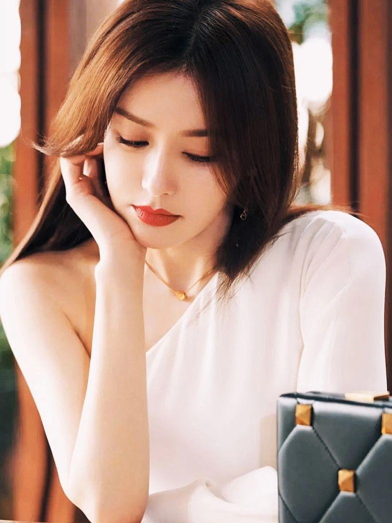 出片超高有气质,8个拍照姿势,自然好看又吸睛