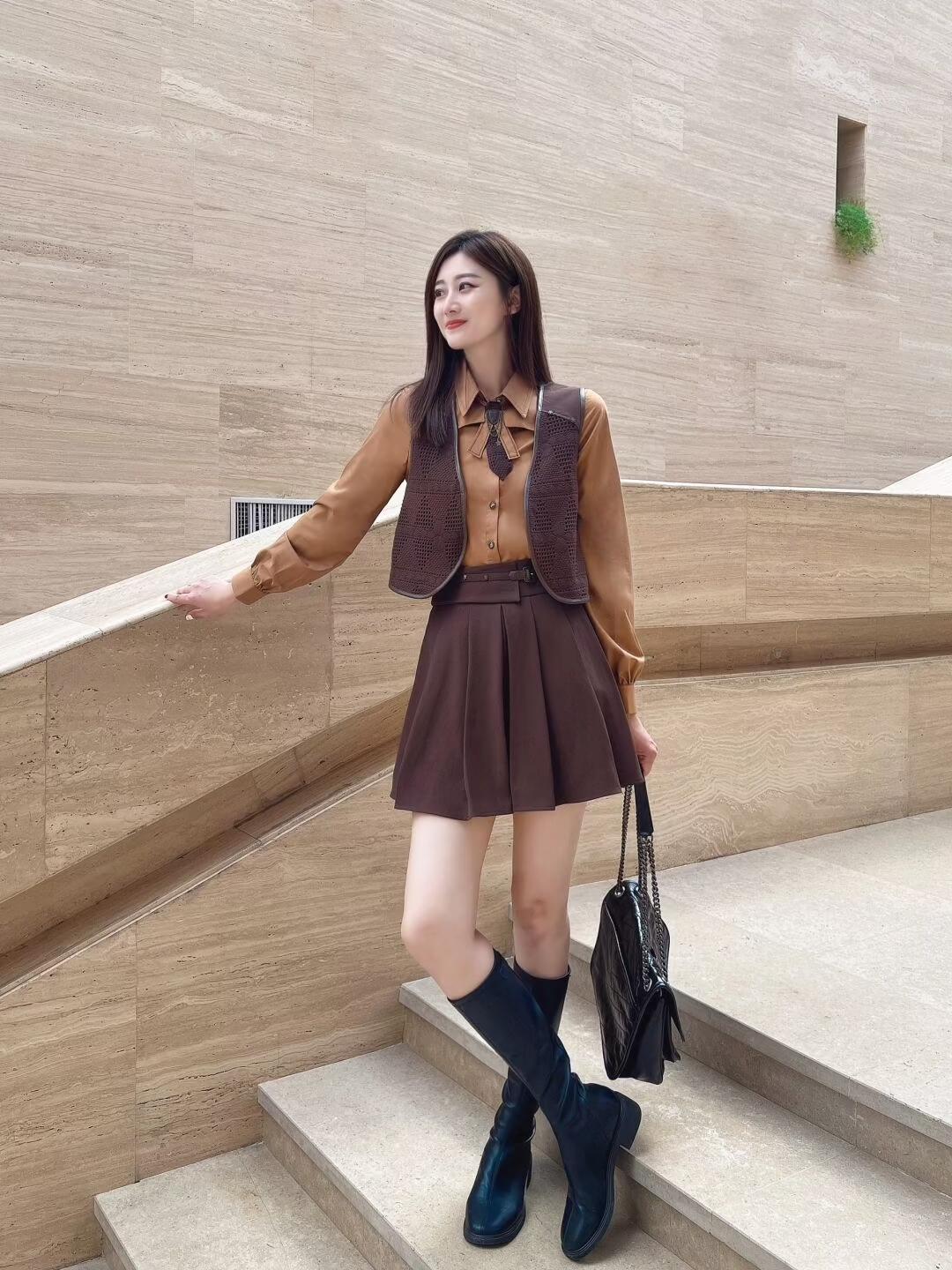 9个简约实用的楼梯拍照姿势,学会起来,拍照自然有魅力