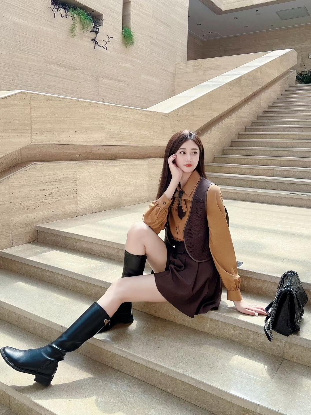 9个简约实用的楼梯拍照姿势,学会起来,拍照自然有魅力