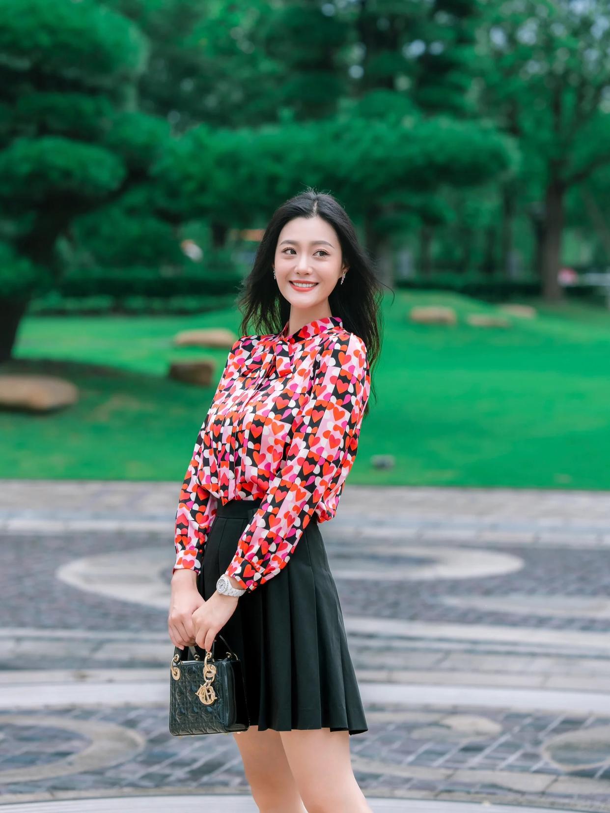 穿裙子拍照不为姿势发愁,8个自然大方的姿势,上镜好看很优雅