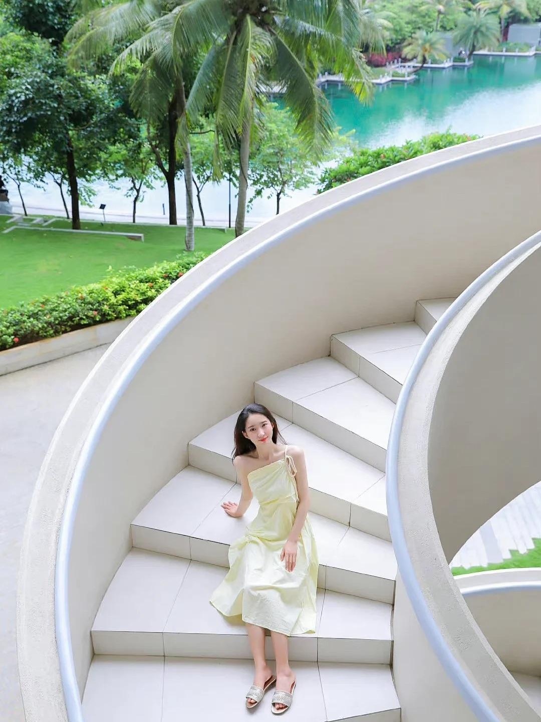 9个简约实用的楼梯拍照姿势,学会起来,拍照自然有魅力