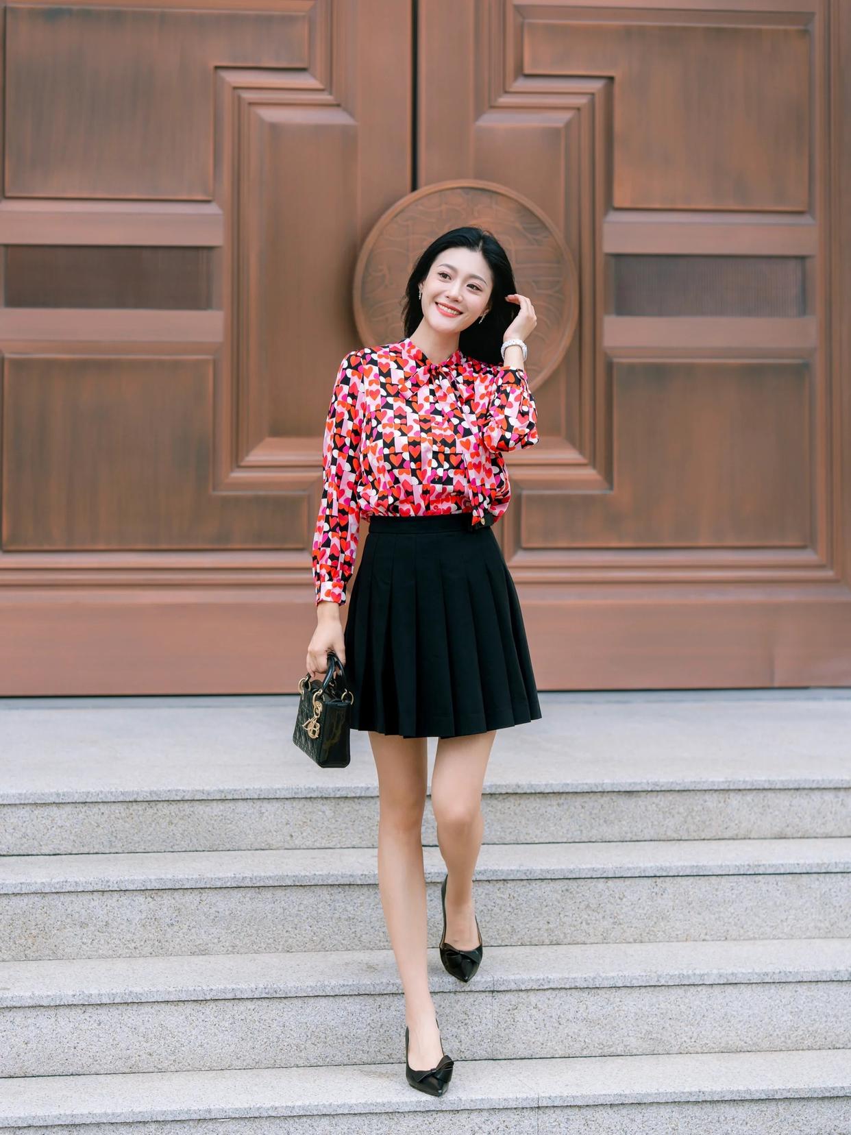 穿裙子拍照不为姿势发愁,8个自然大方的姿势,上镜好看很优雅