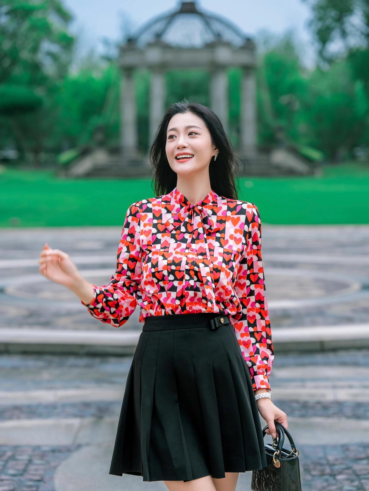 穿裙子拍照不为姿势发愁,8个自然大方的姿势,上镜好看很优雅