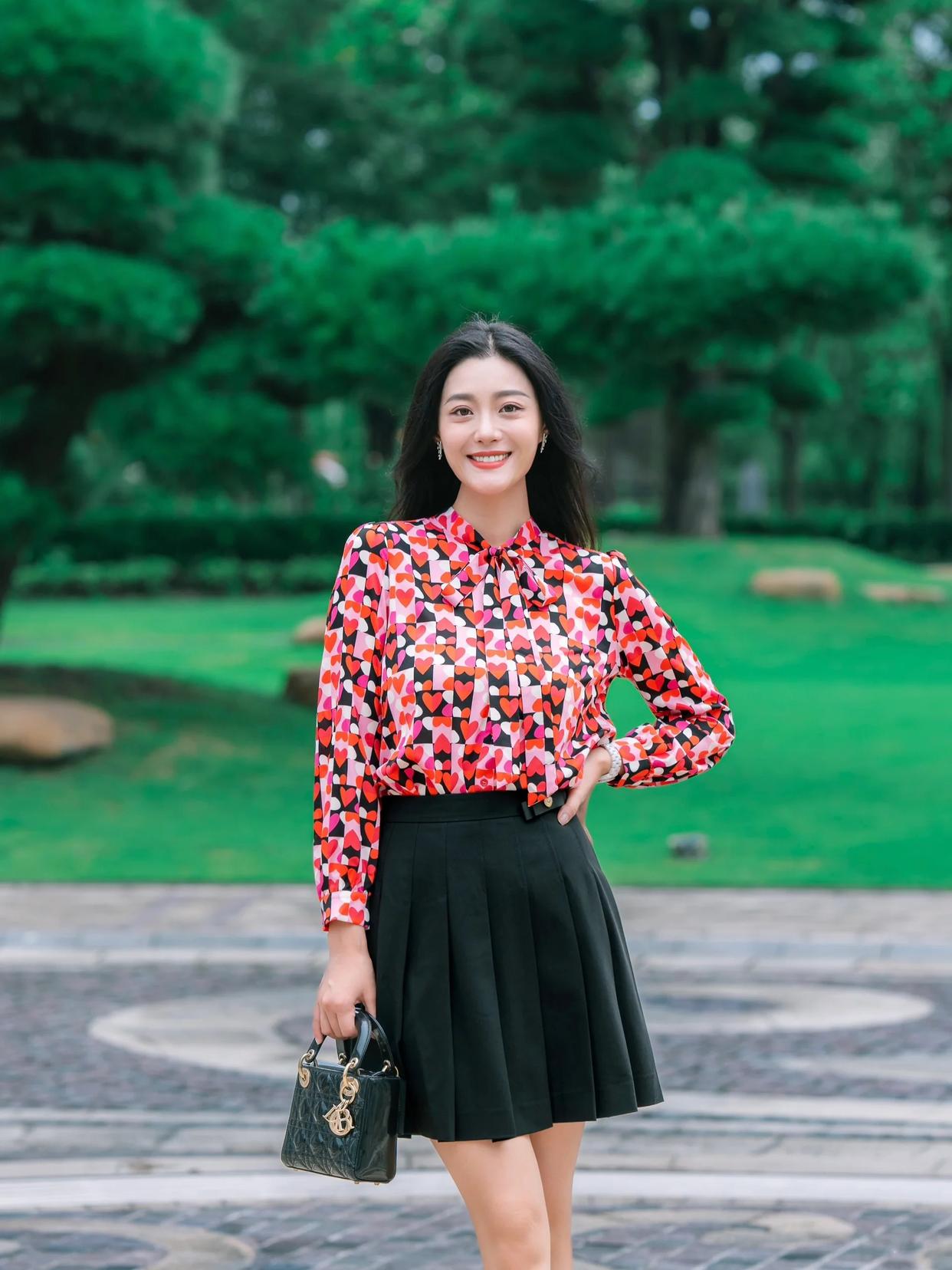 穿裙子拍照不为姿势发愁,8个自然大方的姿势,上镜好看很优雅