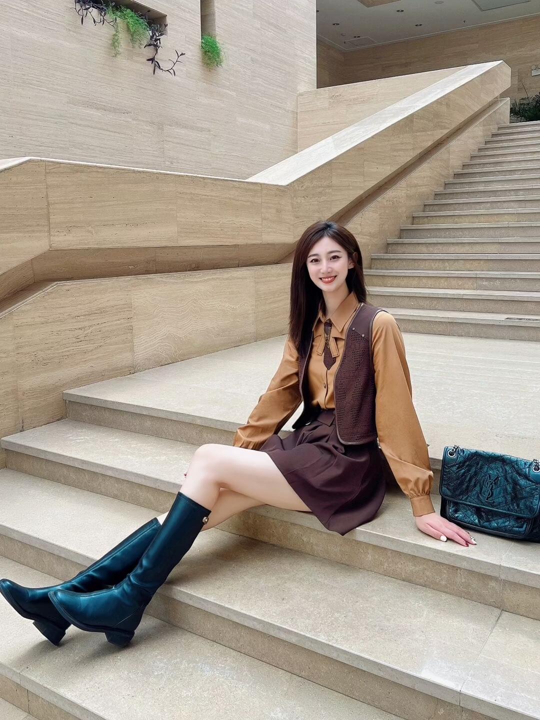 9个简约实用的楼梯拍照姿势,学会起来,拍照自然有魅力