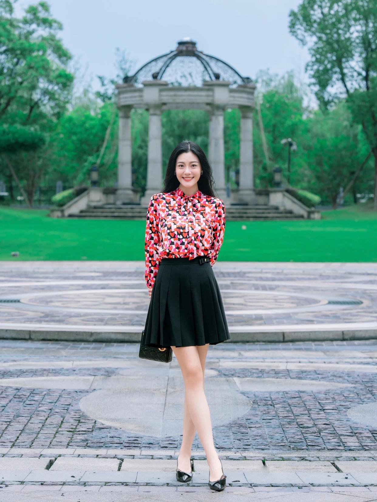 穿裙子拍照不为姿势发愁,8个自然大方的姿势,上镜好看很优雅