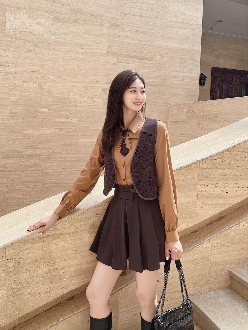 9个简约实用的楼梯拍照姿势,学会起来,拍照自然有魅力