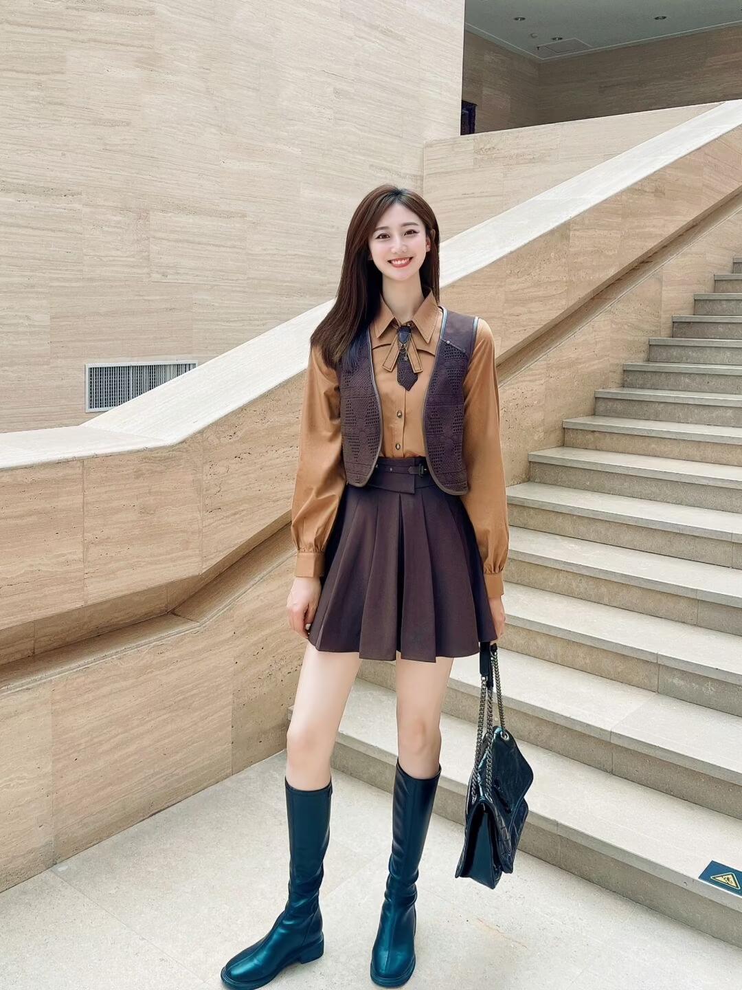 9个简约实用的楼梯拍照姿势,学会起来,拍照自然有魅力