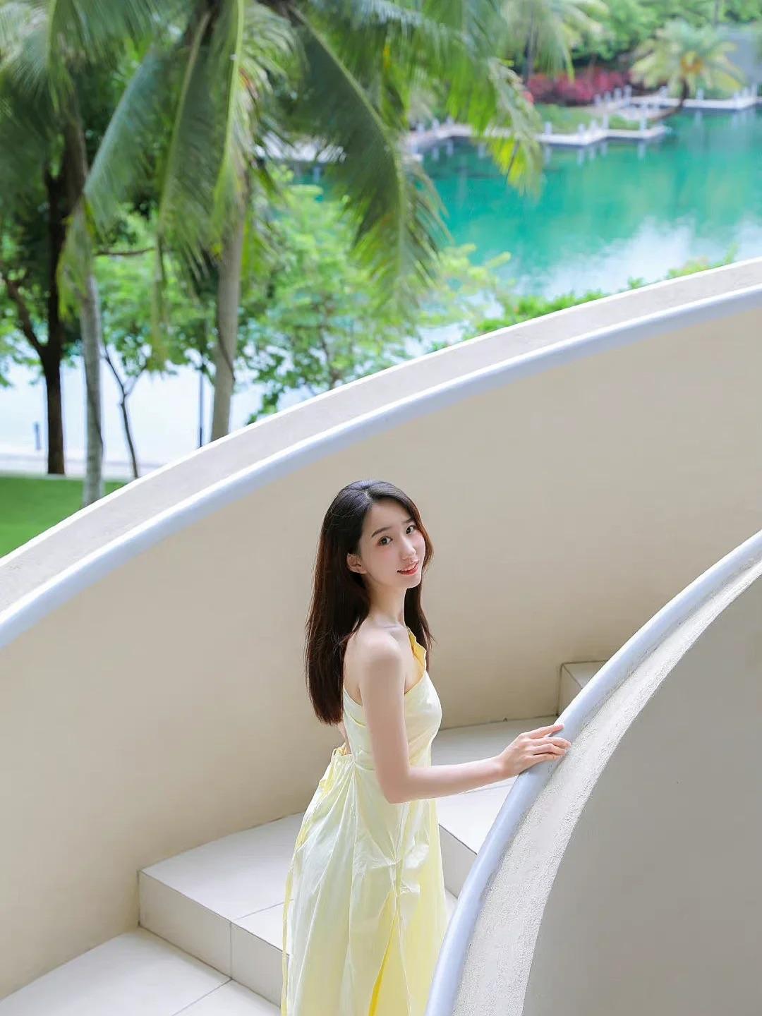 9个简约实用的楼梯拍照姿势,学会起来,拍照自然有魅力