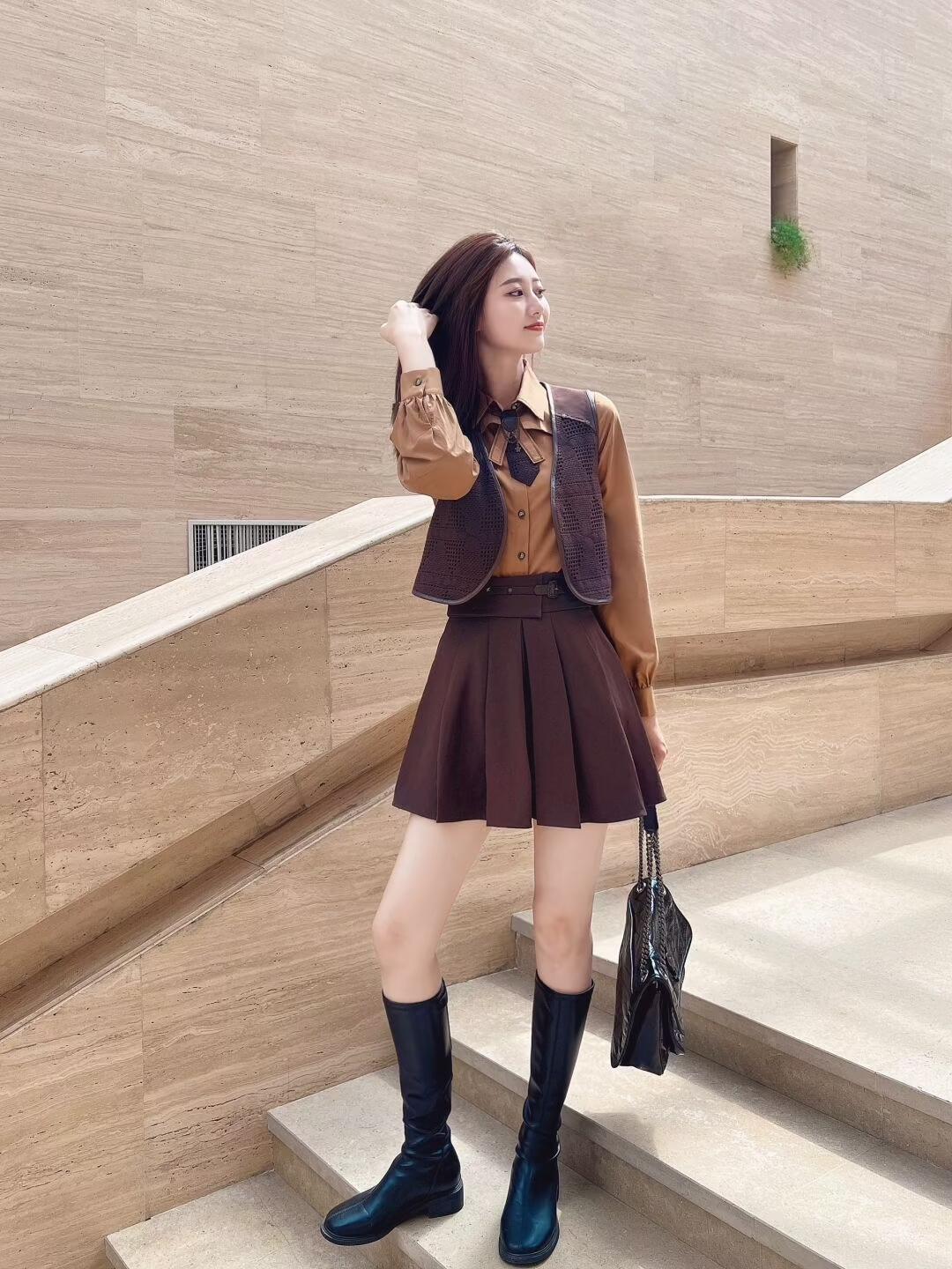 9个简约实用的楼梯拍照姿势,学会起来,拍照自然有魅力