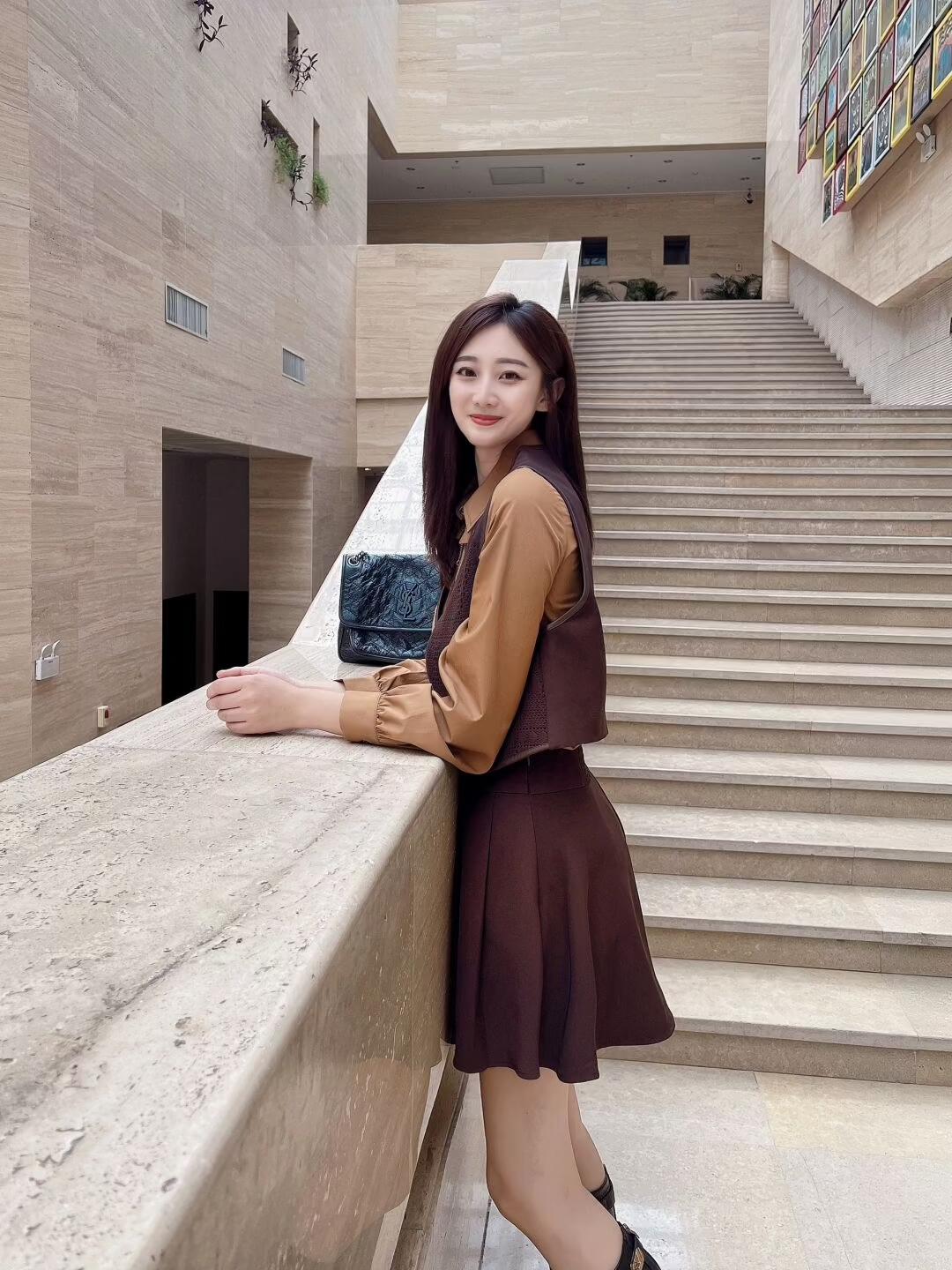 9个简约实用的楼梯拍照姿势,学会起来,拍照自然有魅力