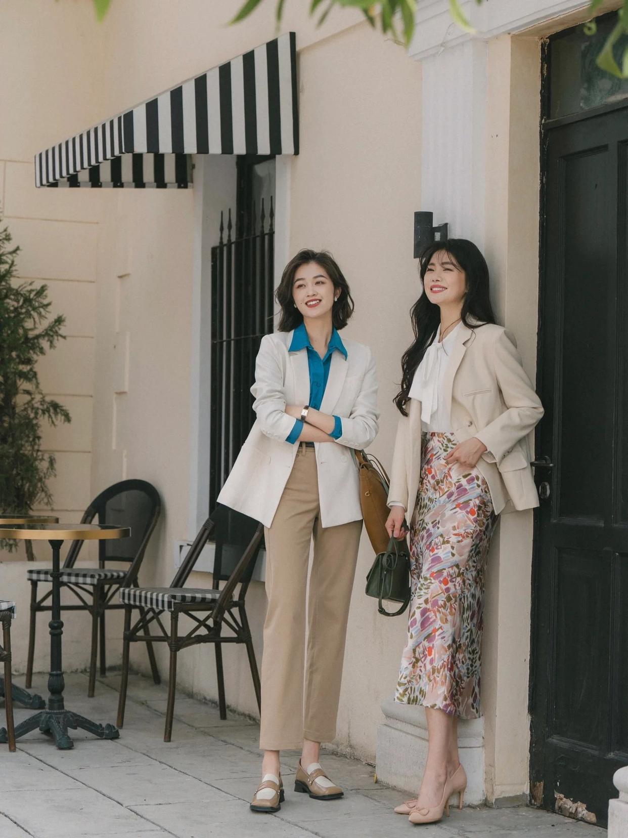 和闺蜜一起拍照,试试这样拍,自然好看很有爱