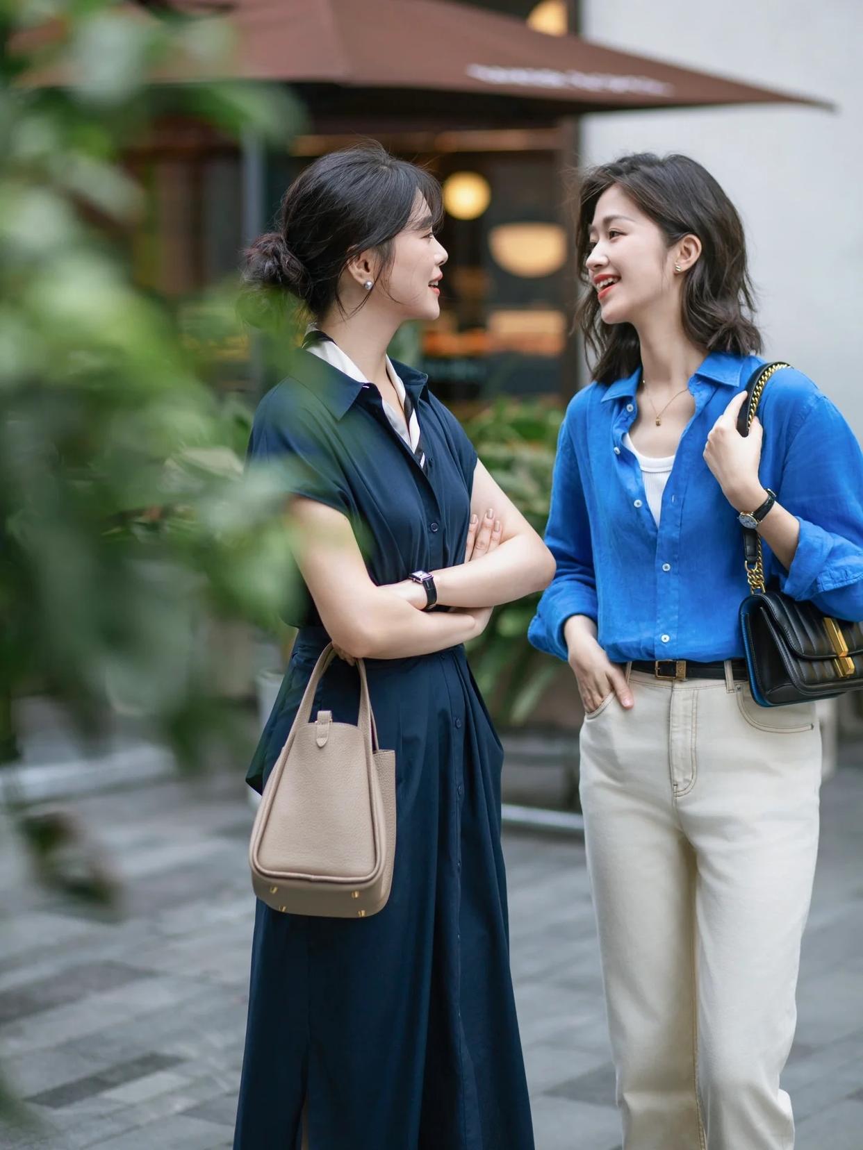 和闺蜜一起拍照,试试这样拍,自然好看很有爱