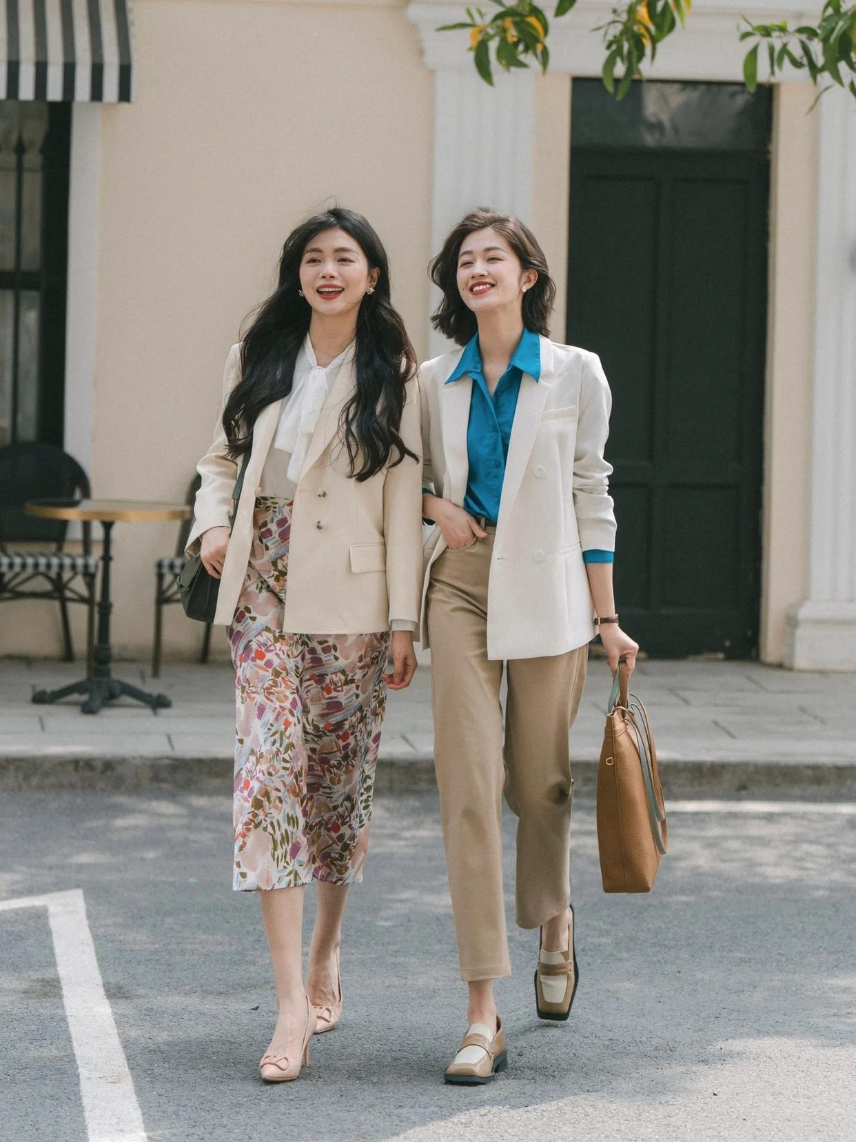 和闺蜜一起拍照,试试这样拍,自然好看很有爱