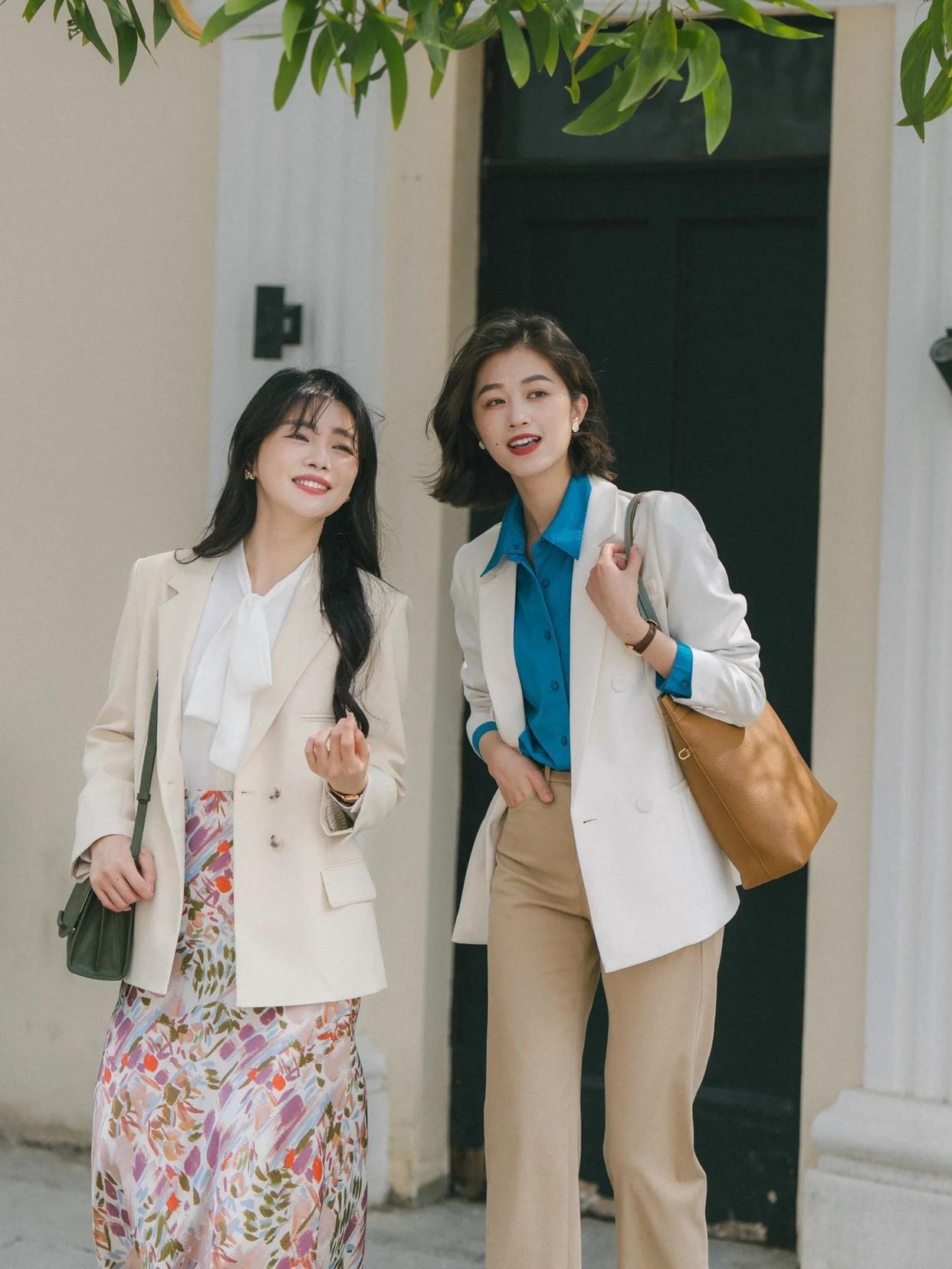 和闺蜜一起拍照,试试这样拍,自然好看很有爱