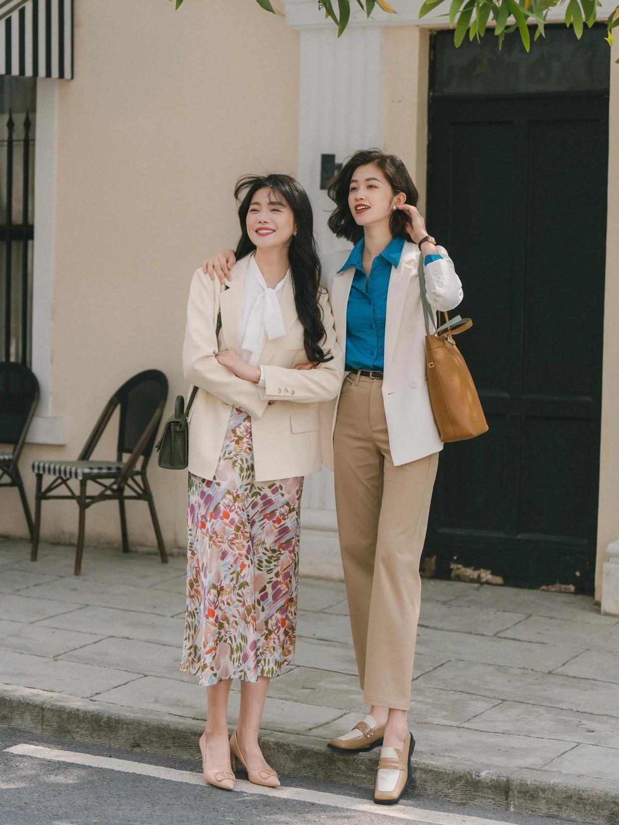 和闺蜜一起拍照,试试这样拍,自然好看很有爱