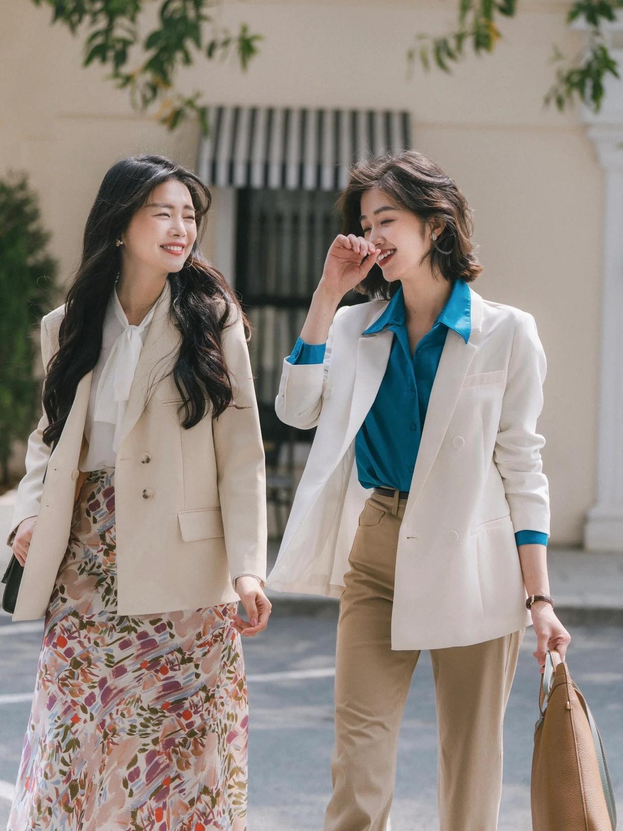 和闺蜜一起拍照,试试这样拍,自然好看很有爱