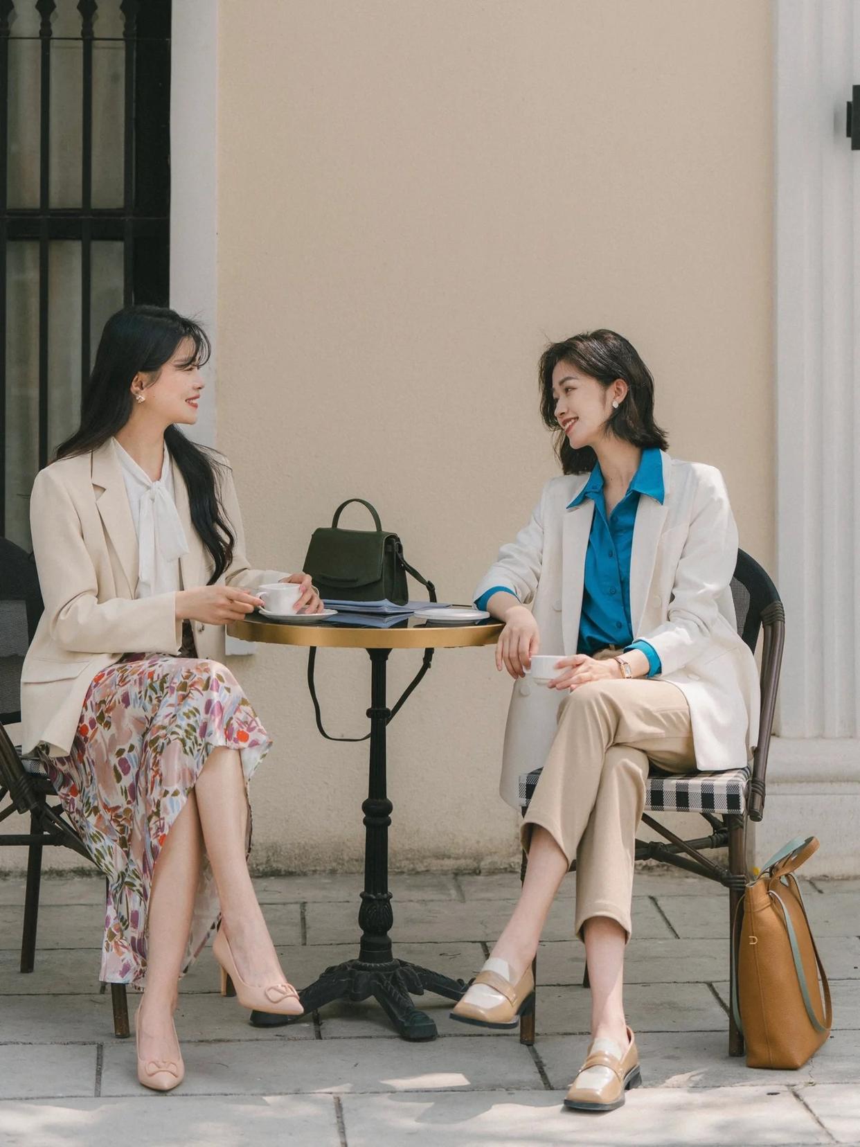 和闺蜜一起拍照,试试这样拍,自然好看很有爱