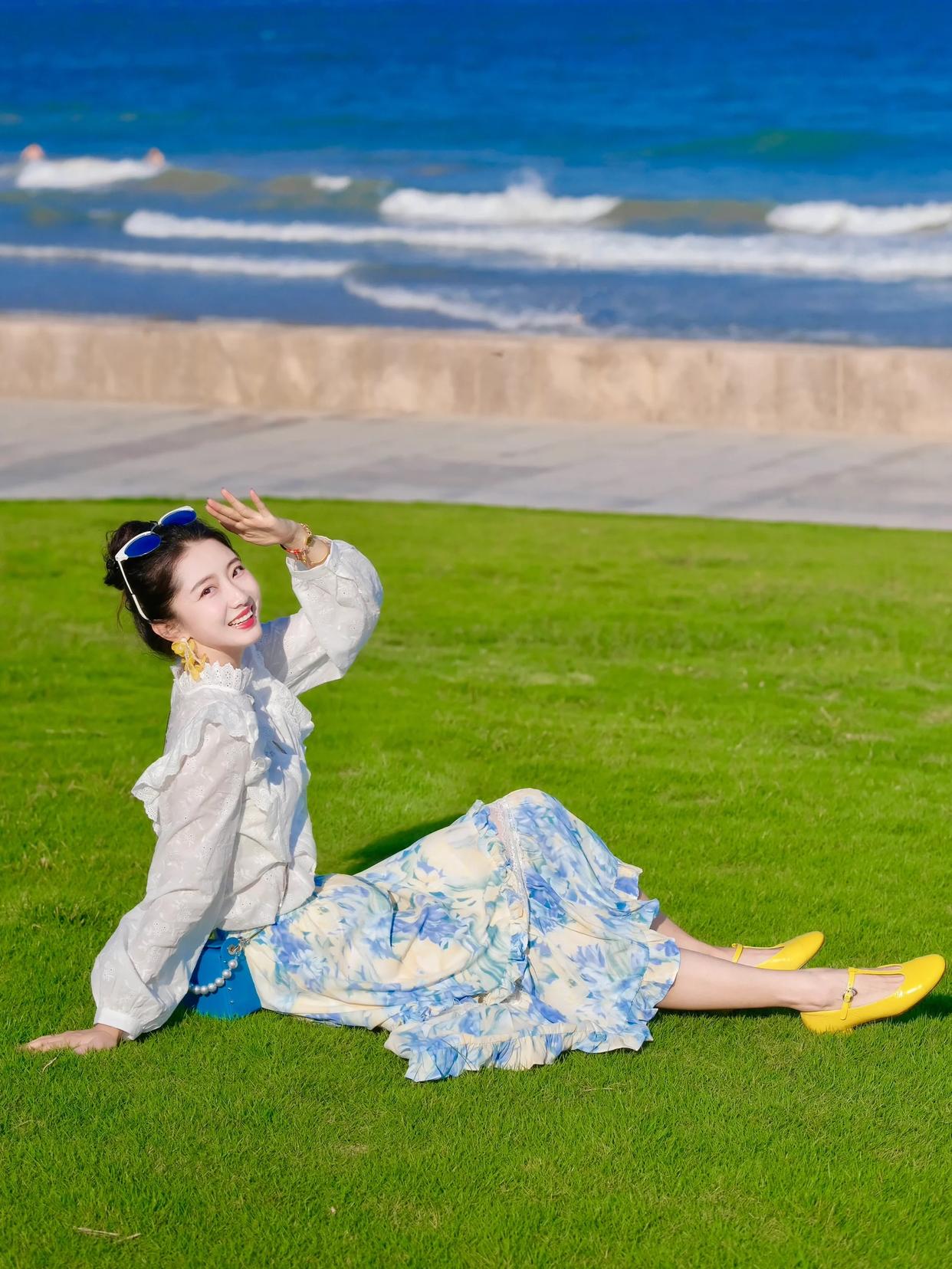 女生穿上裙子拍照,推荐这8个姿势,简约大方拍出你的各种美