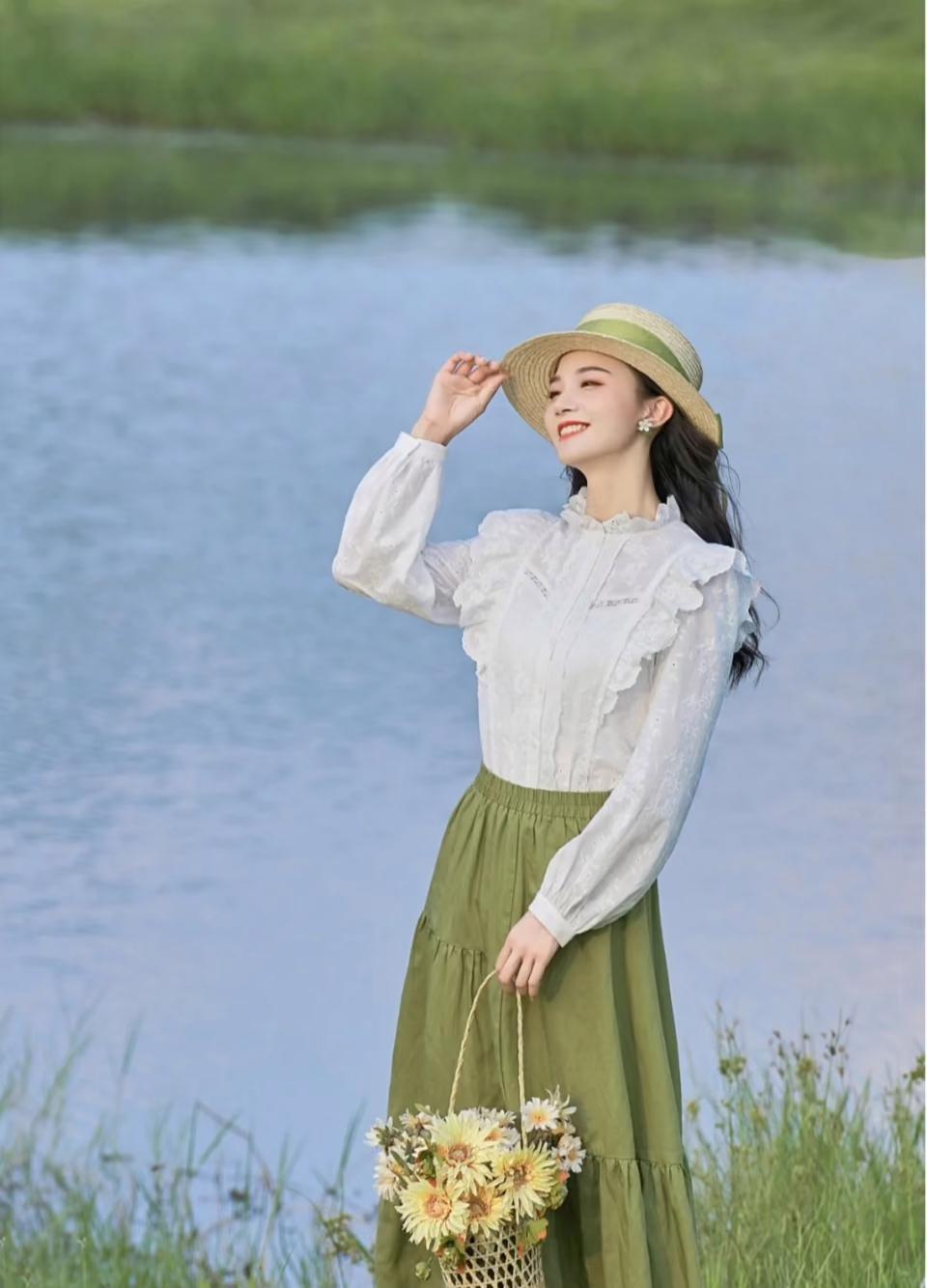 女生穿上裙子拍照,推荐这8个姿势,简约大方拍出你的各种美